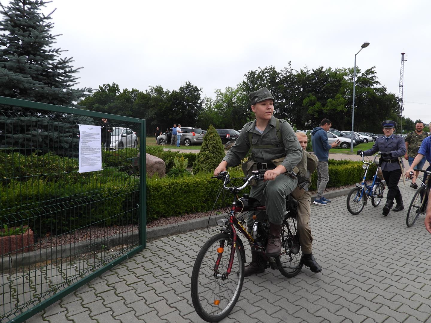 Zdjęcie przedstawia uczestników zlotu na rowerach