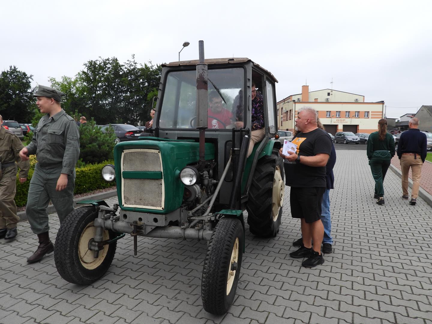 Zdjęcie przedstawia zabytkowy ciągnik rolniczy