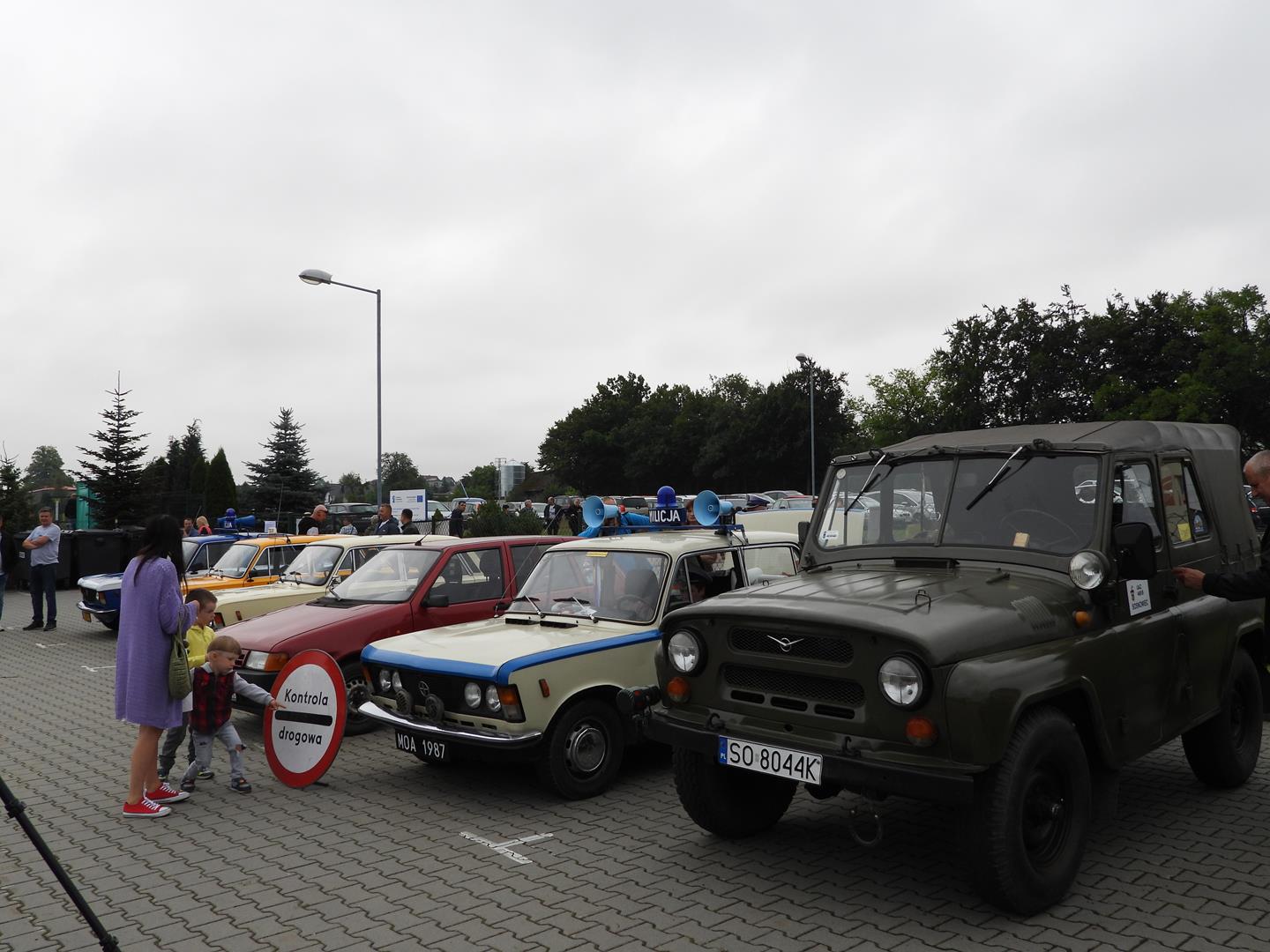 Zdjęcie przedstawia samochody biorące udział w zlocie