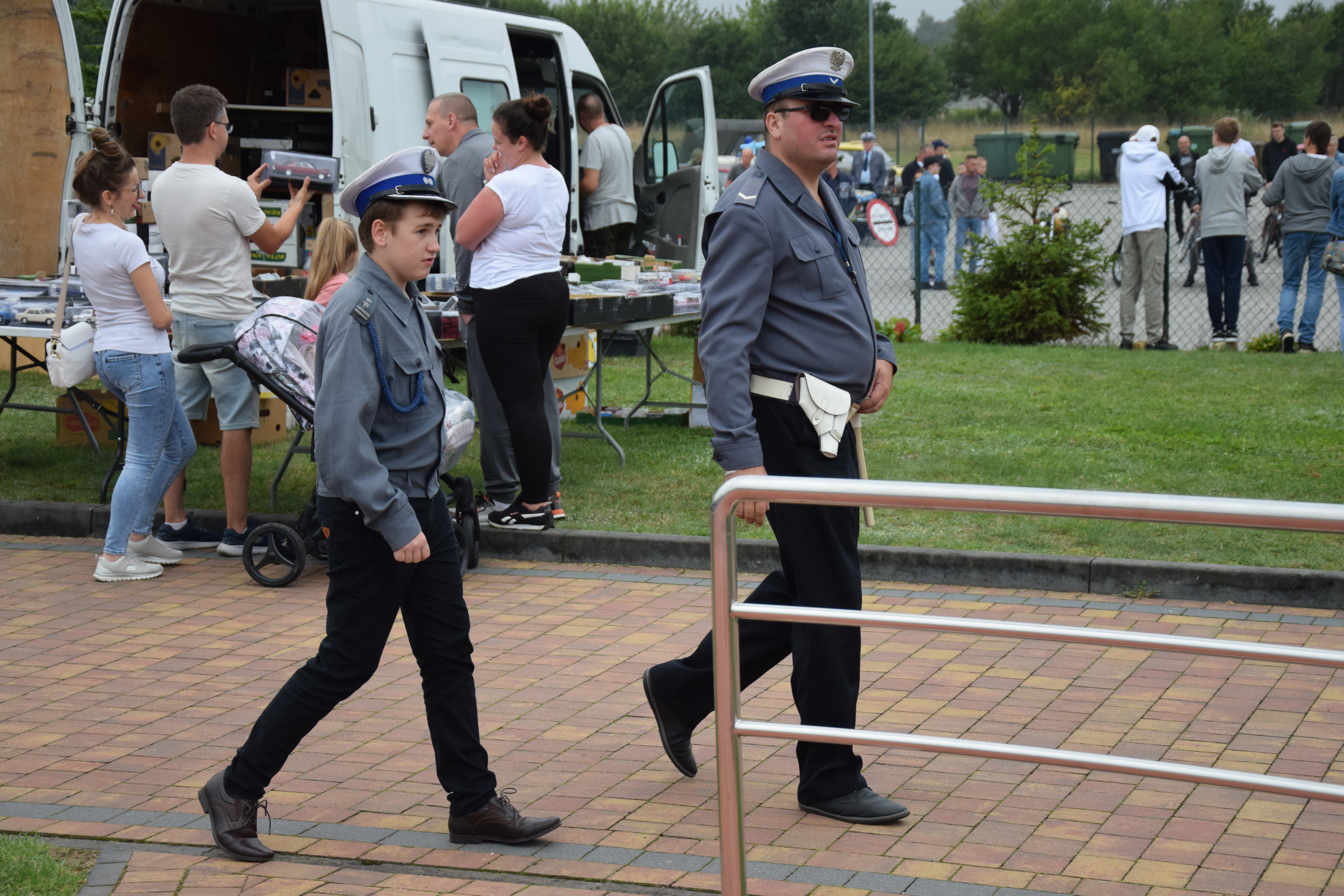 Zdjęcie przedstawia przebranych za milicjantów uczestników zlotu