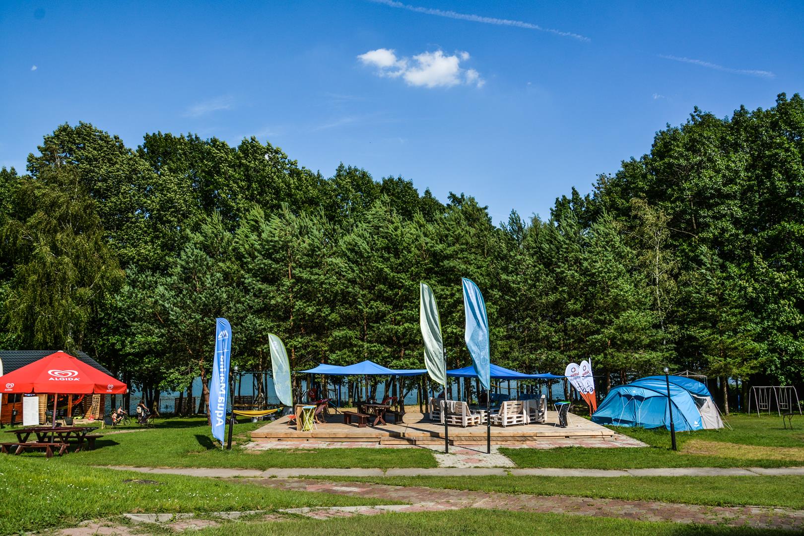 Zdjęcie przedstawiające miejsce rekreacyjne na terenie obiektu Marinasurf
