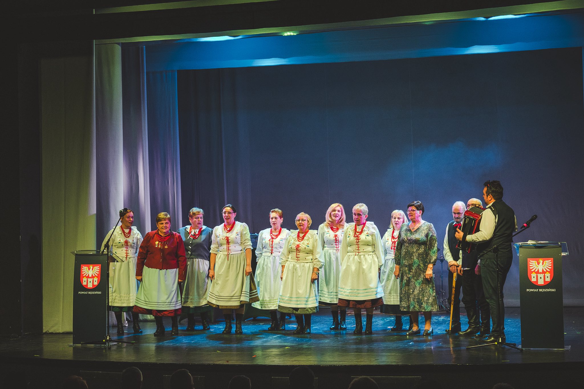 Zdjęcie przedstawia fragment wystepów artystycznych podczas uroczystości