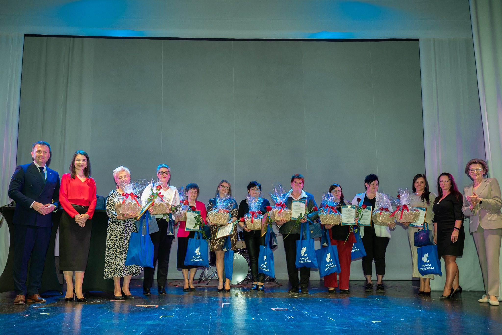 Zdjęcie przedstawia odznaczonych sołtysów z&nbsp;tereny Gminy Mierzęcice