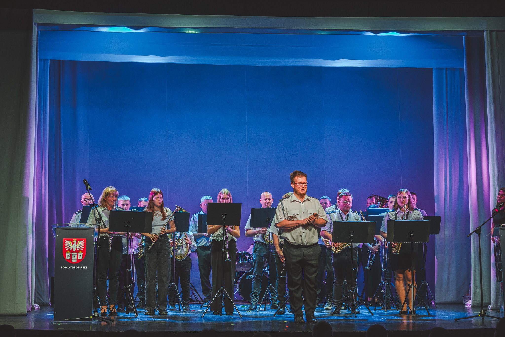 Zdjęcie przedstawia fragment wystepów artystycznych podczas uroczystości