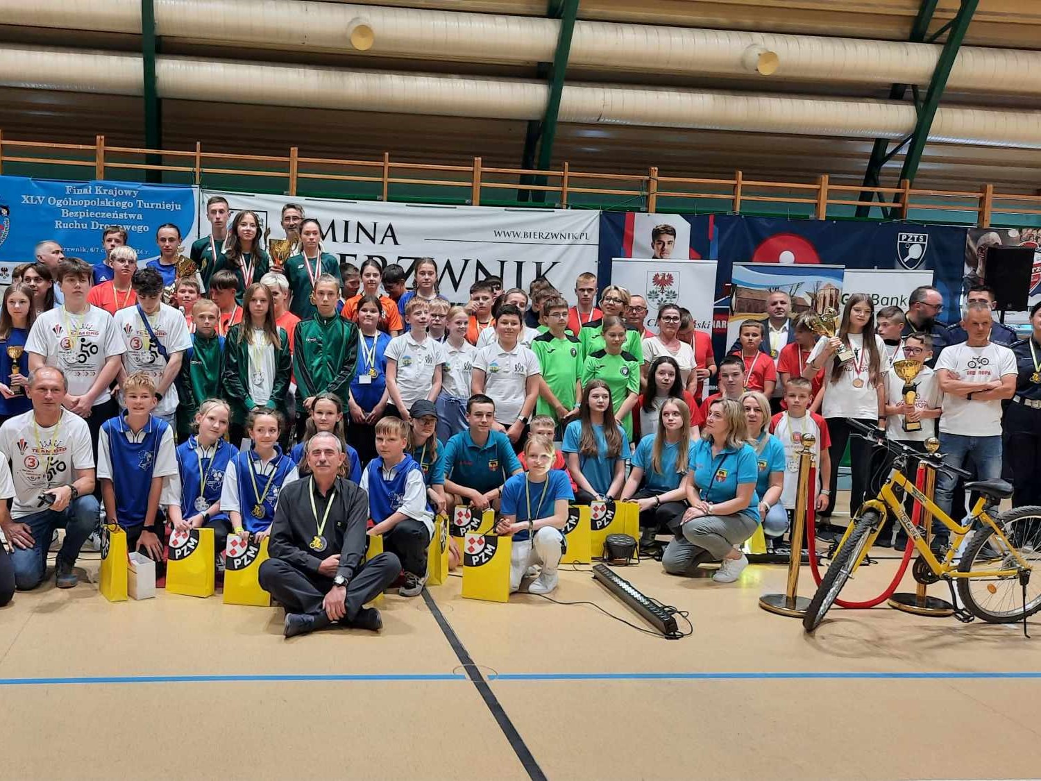 Zdjęcice przedstawia grupę uczesników zawodów rowerowych