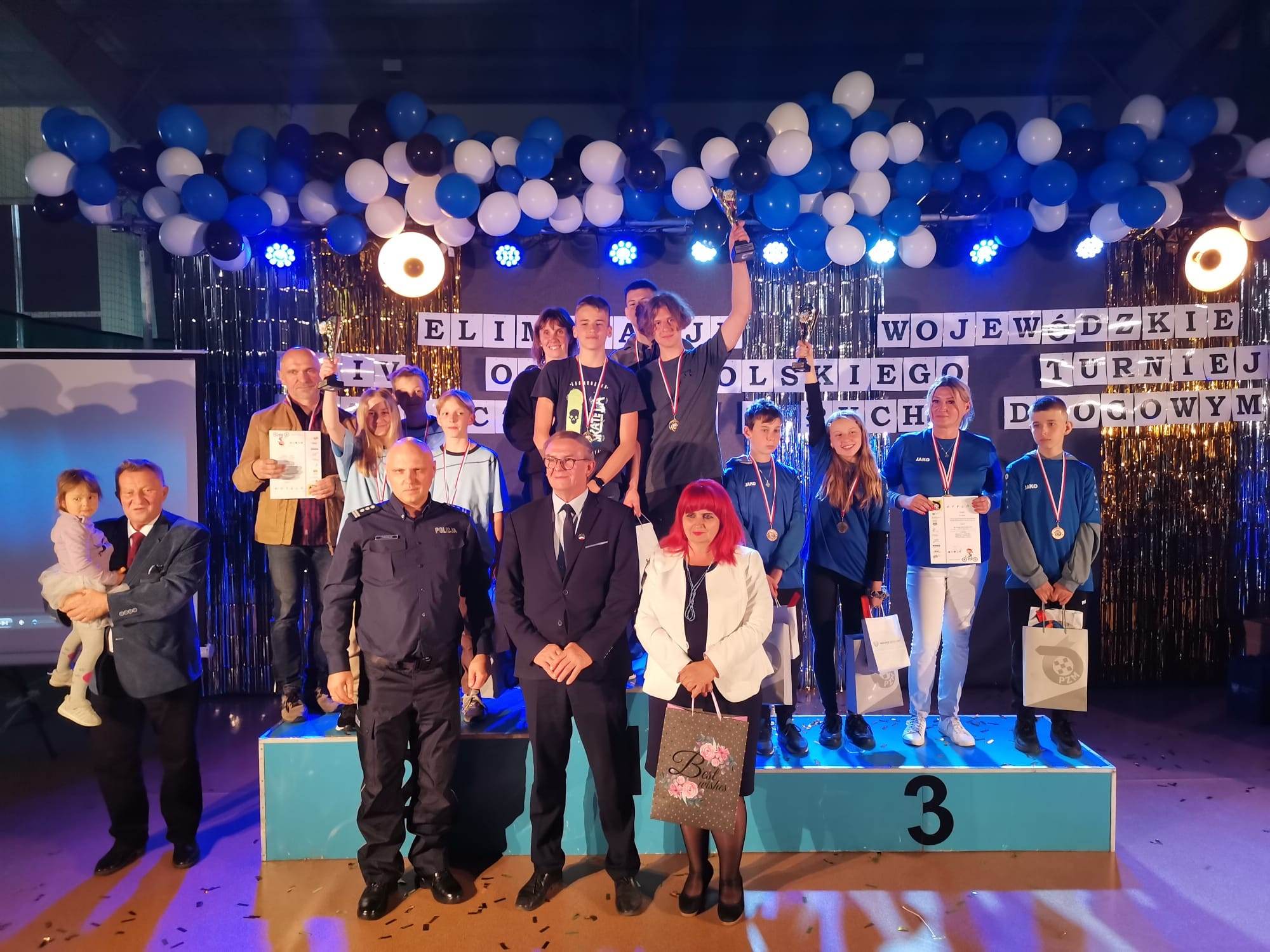 Zdjęcie przedstawia laureatów zawodów rowerowych