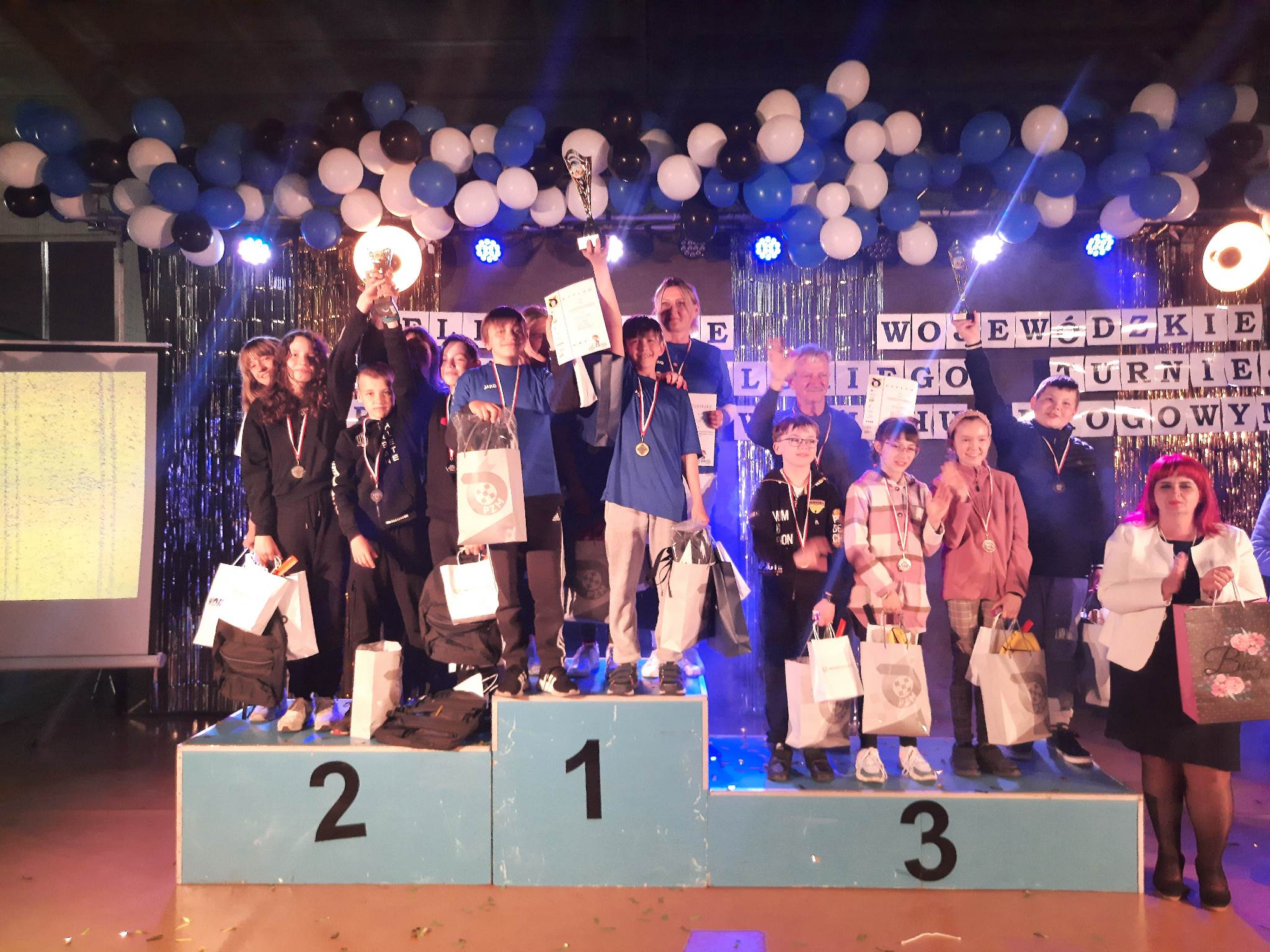 Zdjęcie przedstawia laureatów zawodów rowerowych