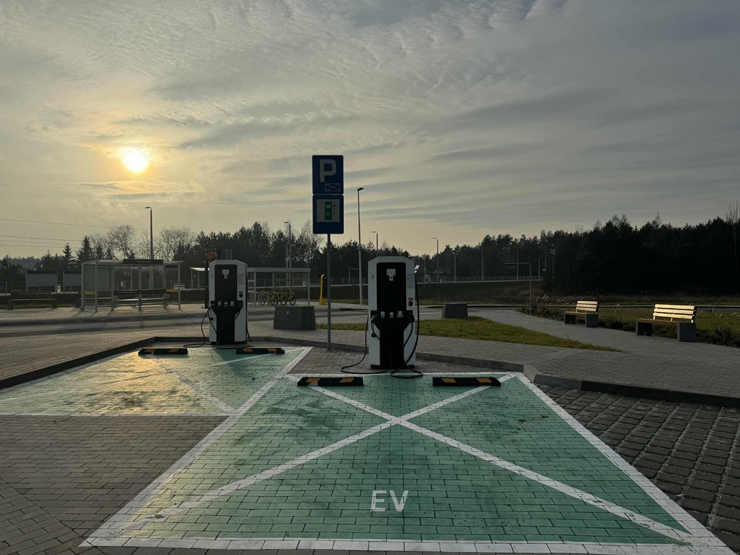 Zdjęcie przedstawia stacje ładowania pojazdu elektrycznego