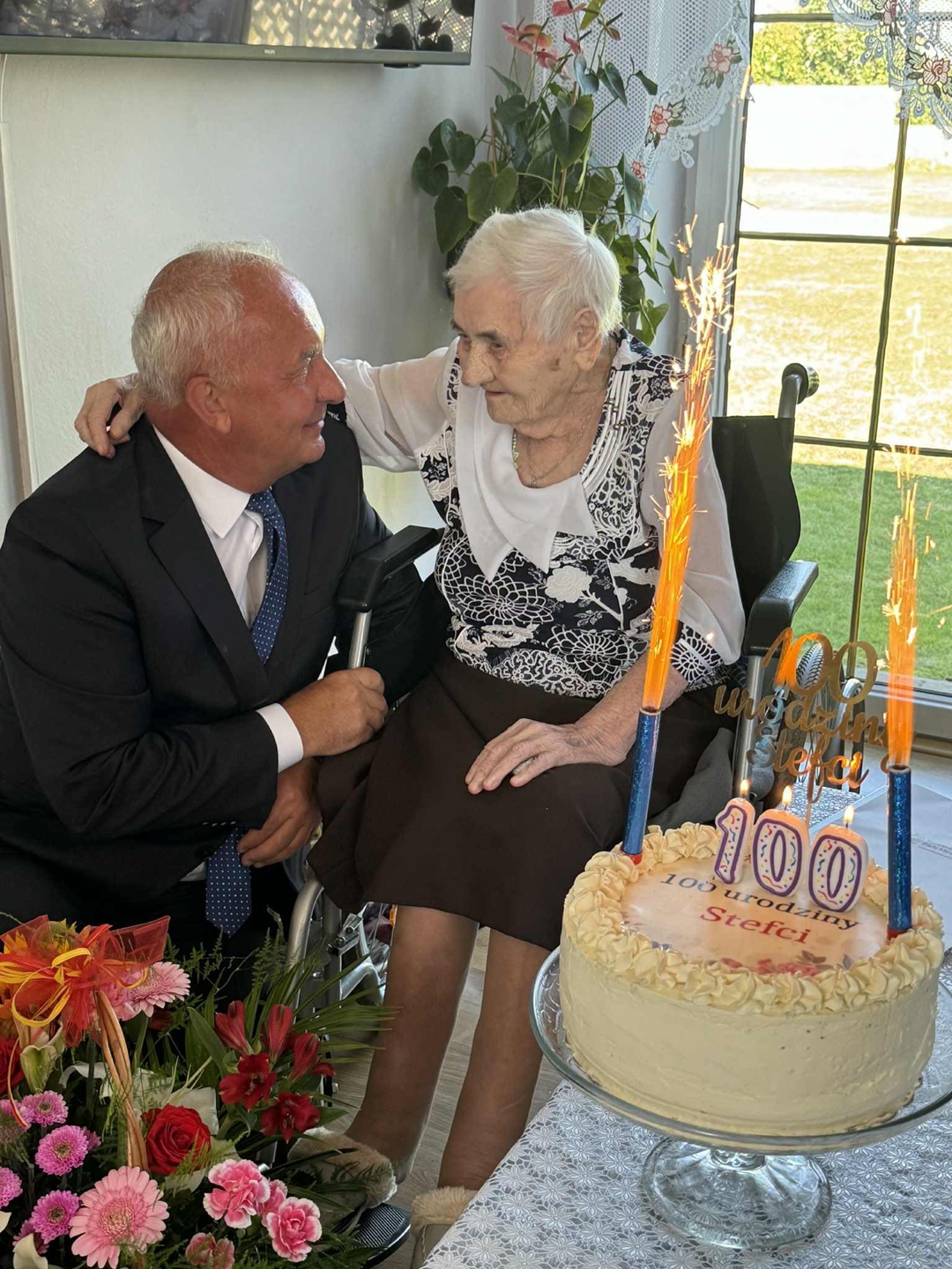 Zdjęcie przedstawia jubilatkę w&nbsp;towarzystwie Wójta Gminy Mierzęcice Grzegorza Podlejskiego