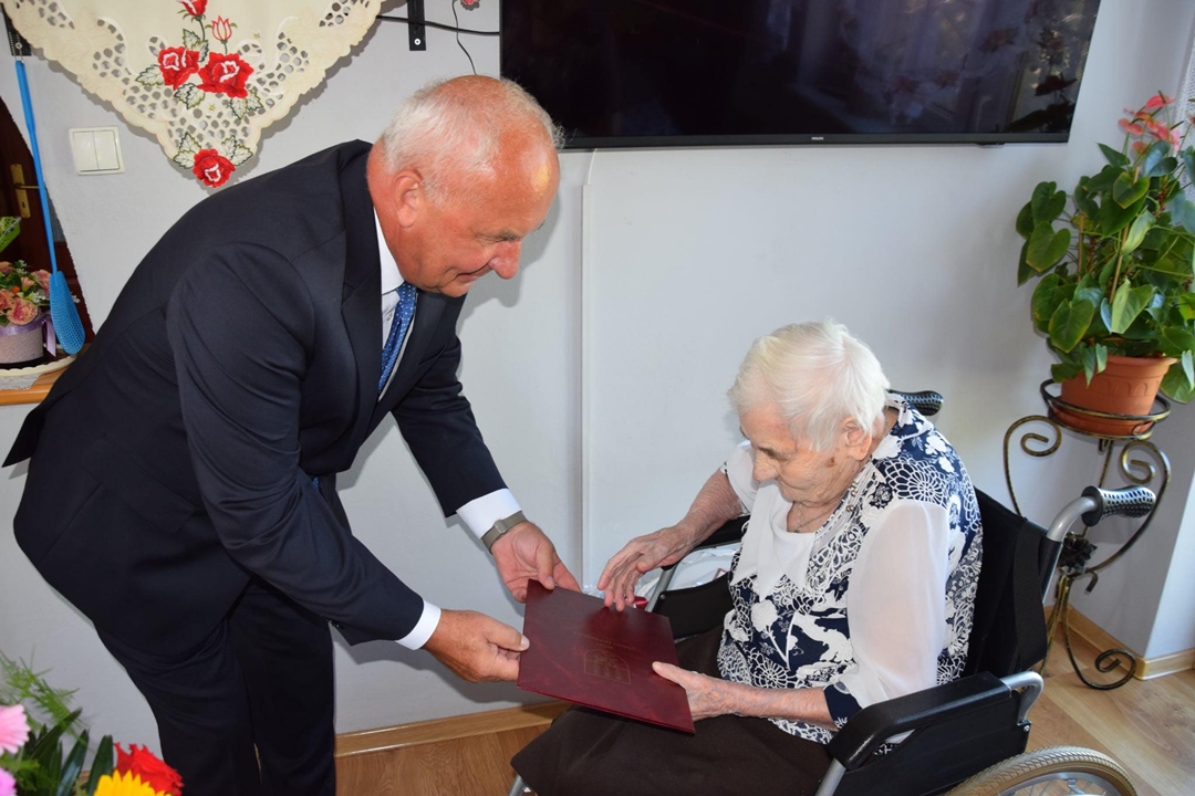 Zdjęcie przedstawia jubilatkę otrzymującą wyróżnienie od Wójta Gminy Mierzęcice Grzegorza Podlejskiego