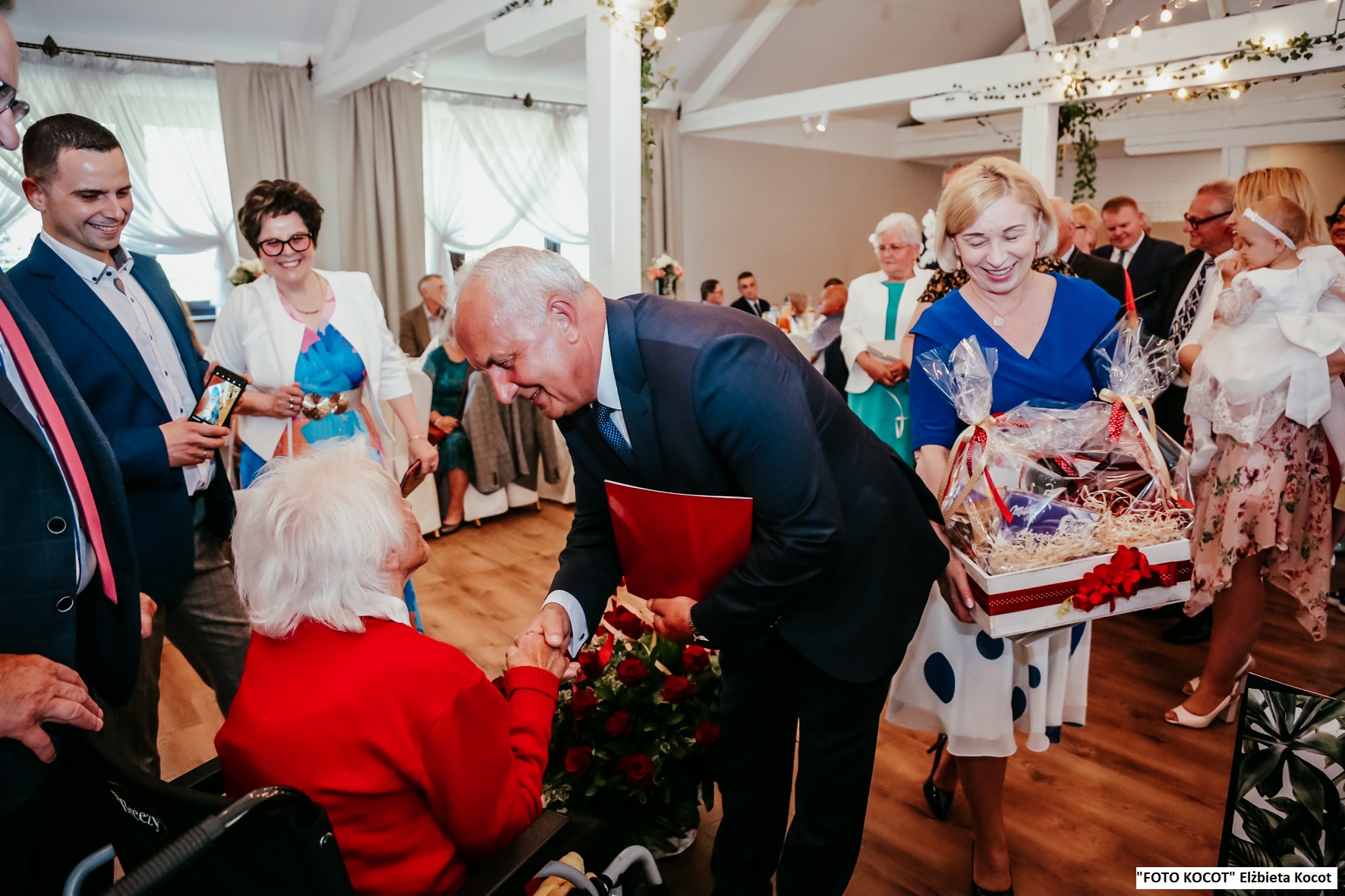 Zdjęcie przedstawiające wręczenie kwiatów Pani Helenie przez Wójta Gminy Mierzęcice Grzegorza Podlejskiego
