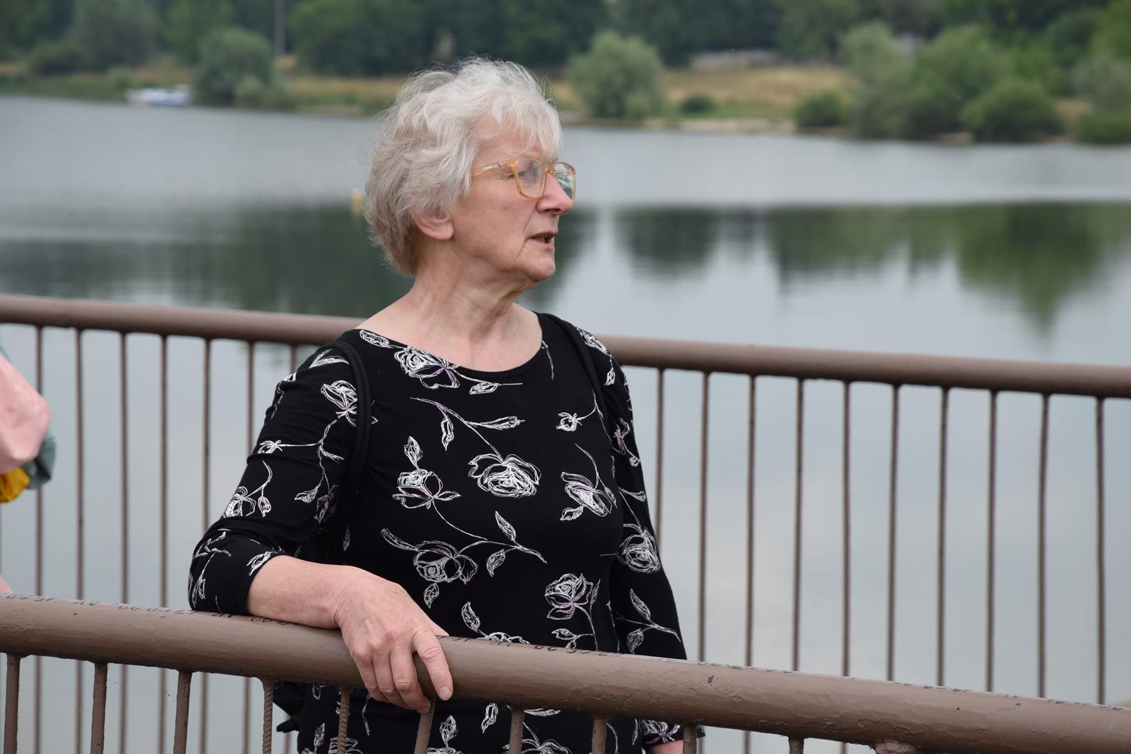 Zdjęcie przedstawiające przewodnika wycieczki Panią Teresę Harkot