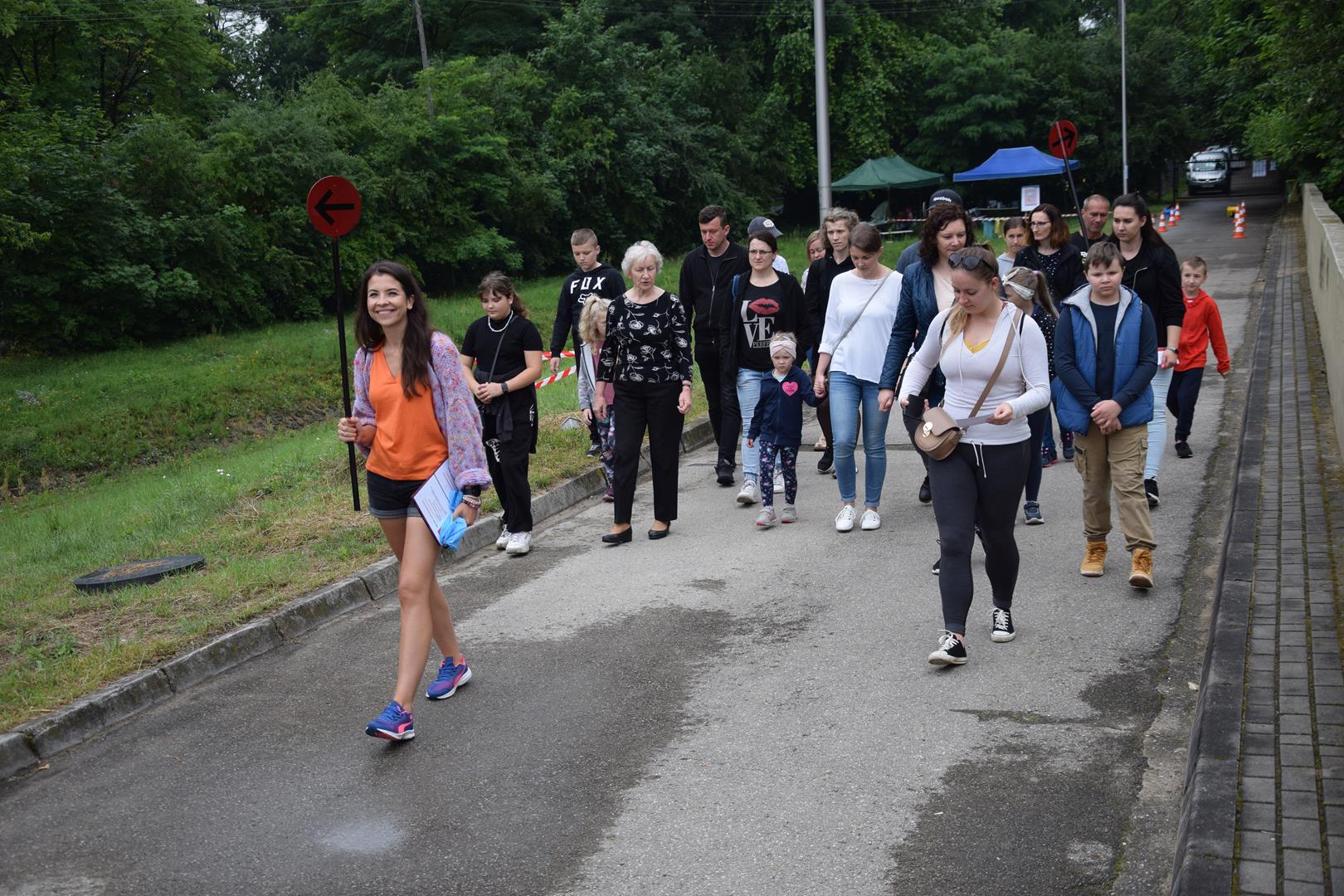 Zdjęcie przedstawiające grupę wychodzącą na kolejną wycieczkę po tamie