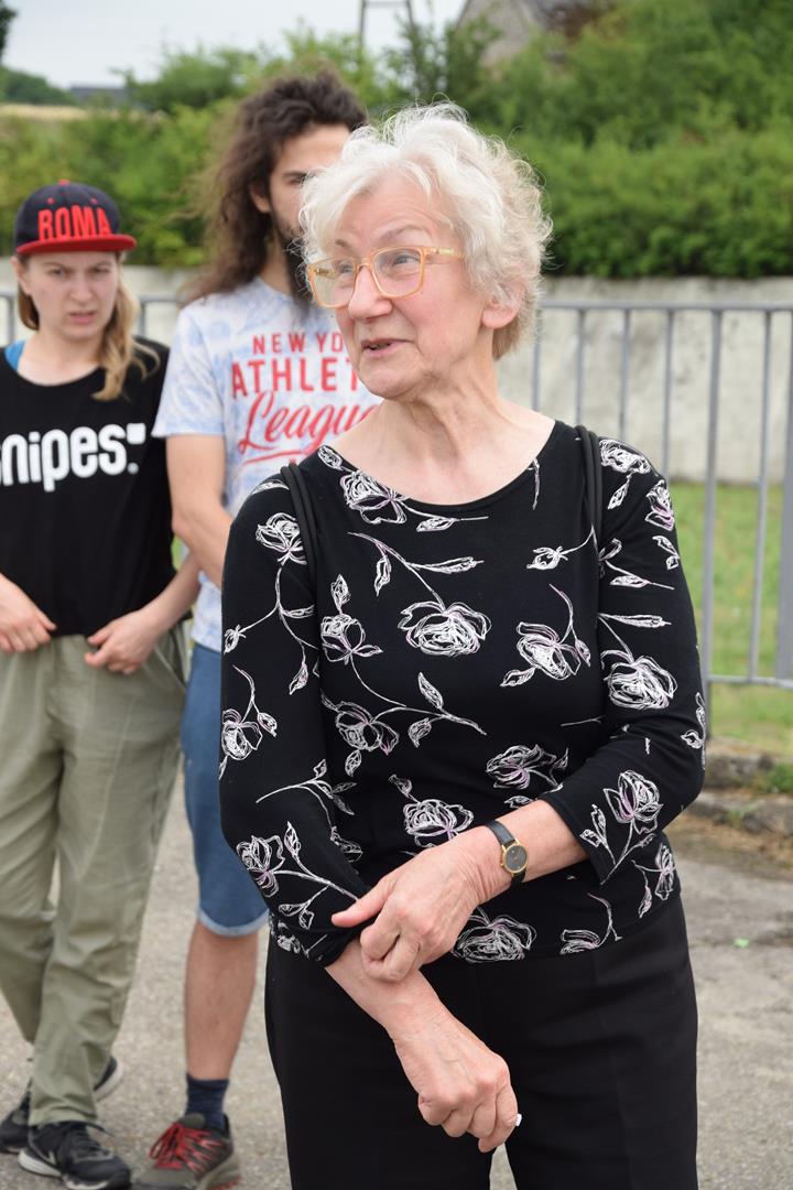 Zdjęcie przedstawiające przewodnika wycieczki Panią Teresę Harkot