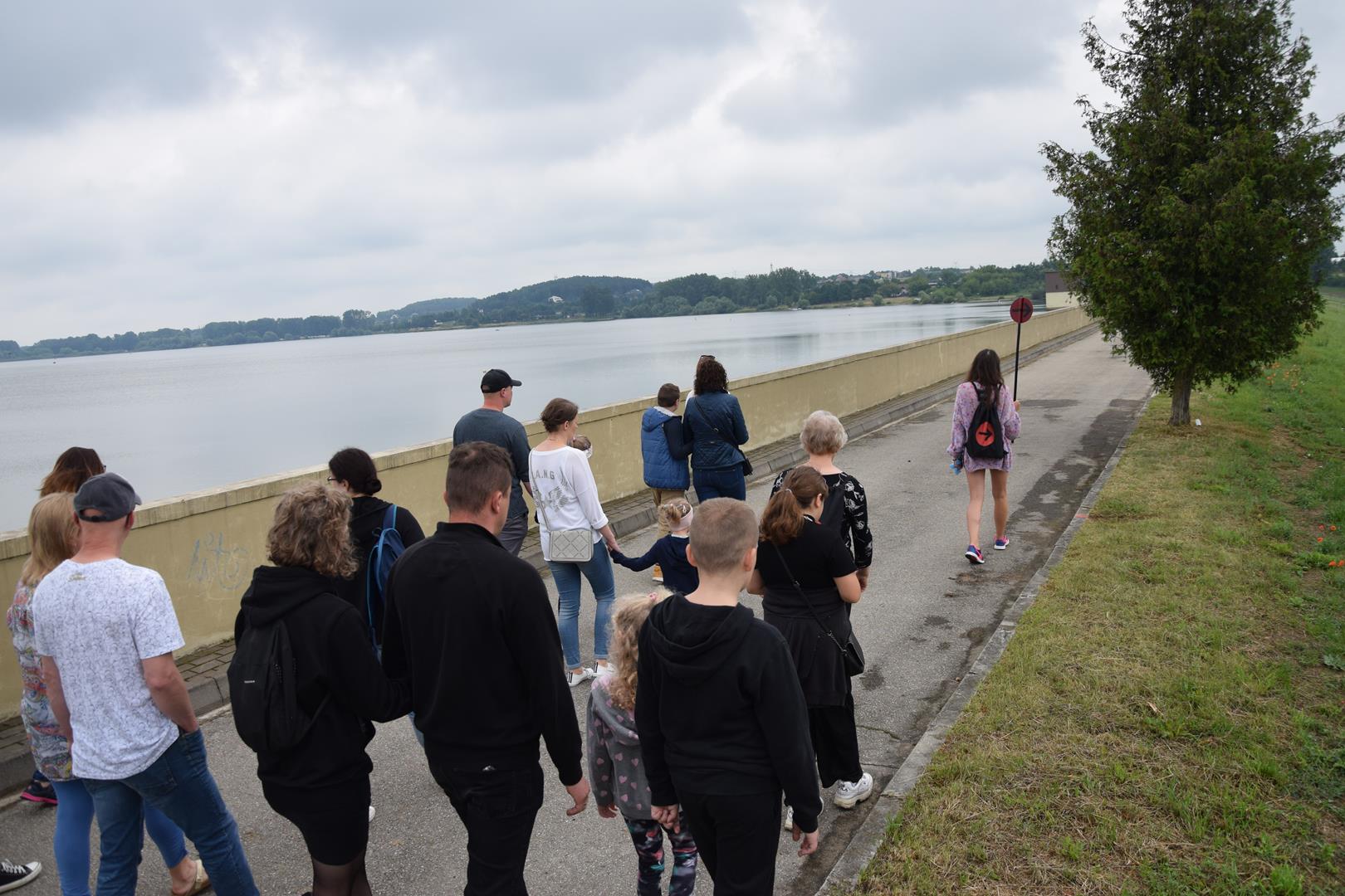 Zdjęcie przedstawiające fragment wycieczki po tamie