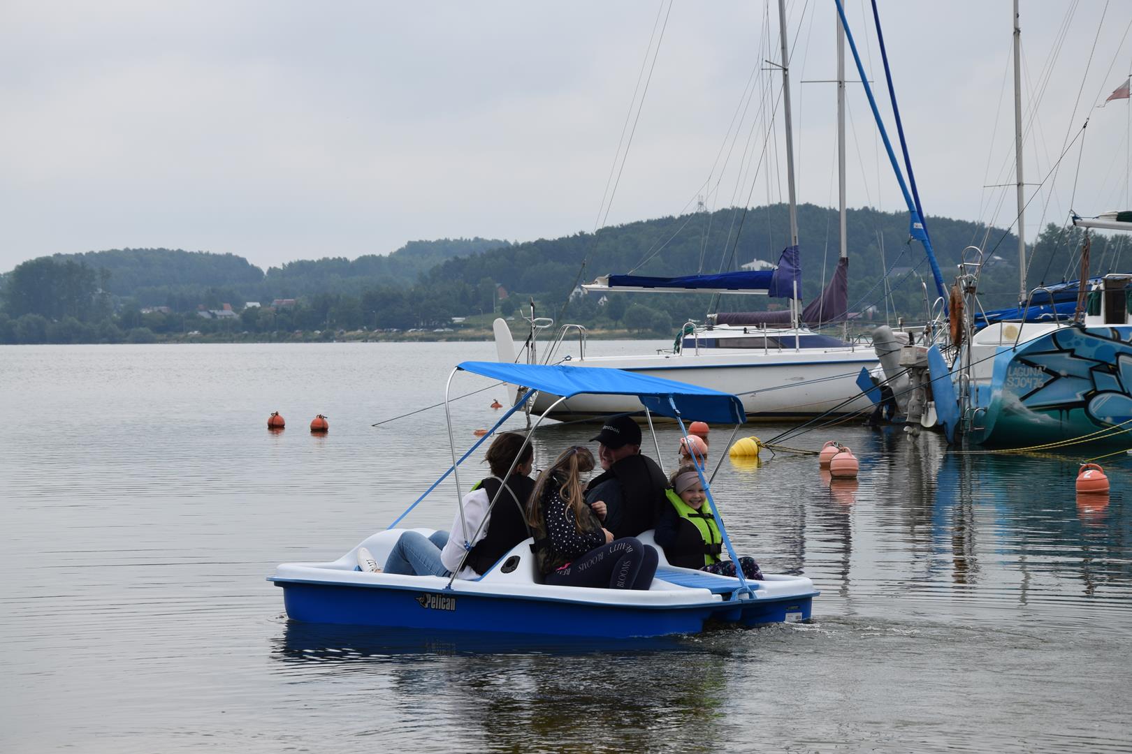 Zdjęcie przedstawiające uczestników wycieczki na rowerze wodnym