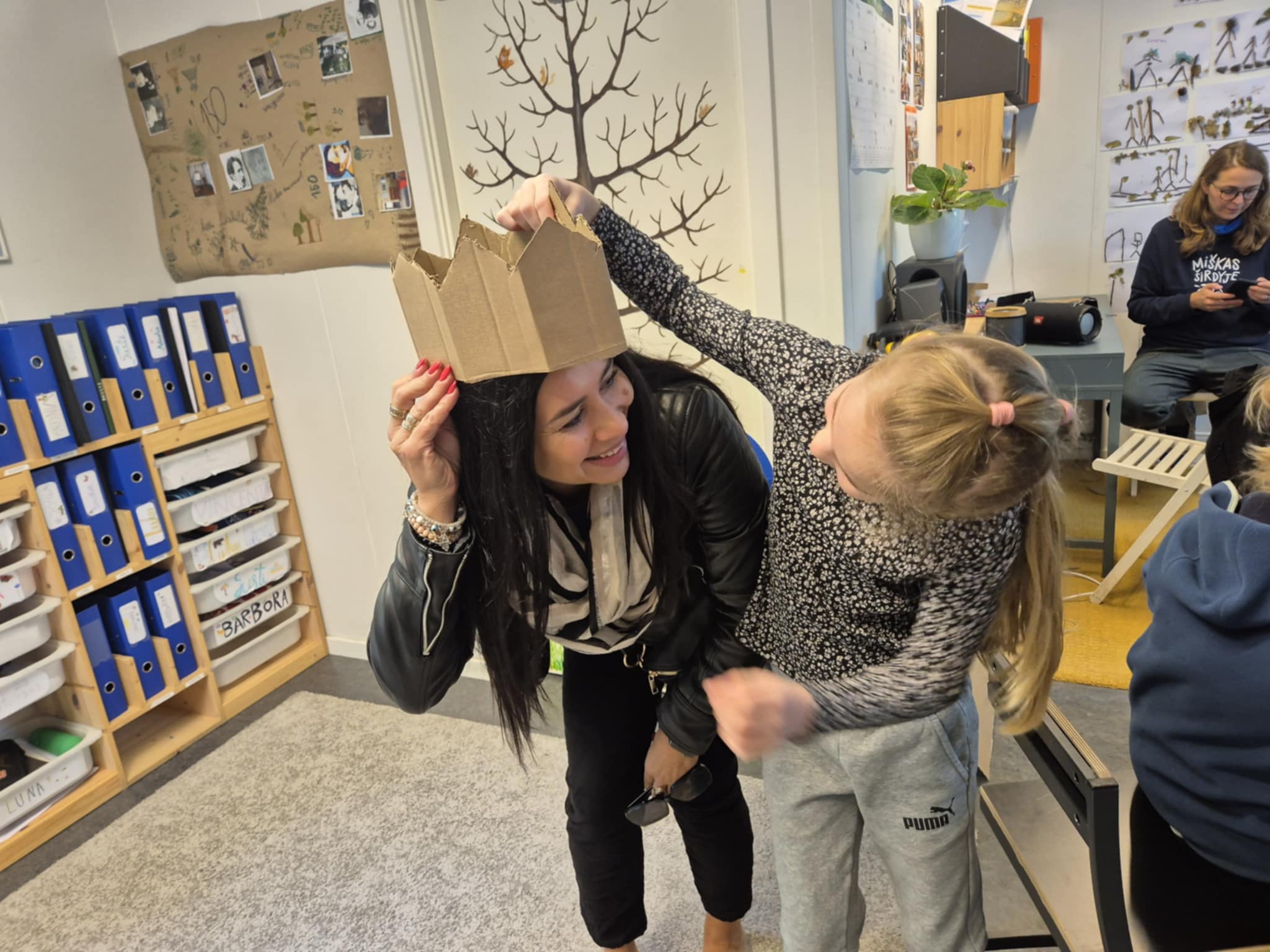 Zdjęcie przedstawia dziewczynkę oraz Panią Dyrektor Szkoły podstawowej nr 1 w&nbsp;Mierzęcicach Paulinę Niegowską