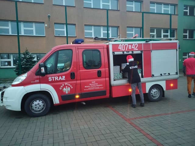 Zdjęcie przedstawiające wóz strażacki