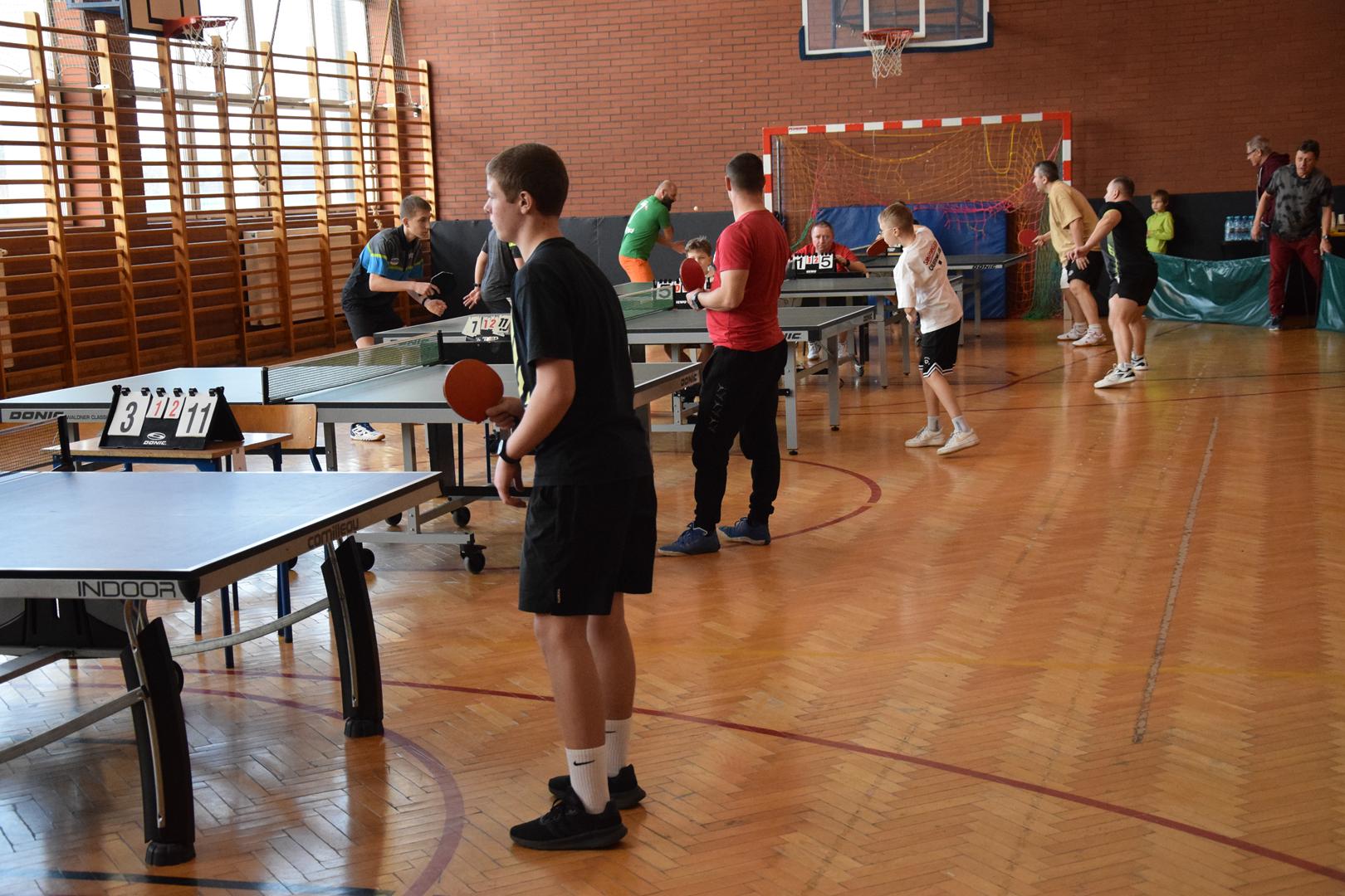 Zdjęcie przedstawia mecz tenisa stołowego