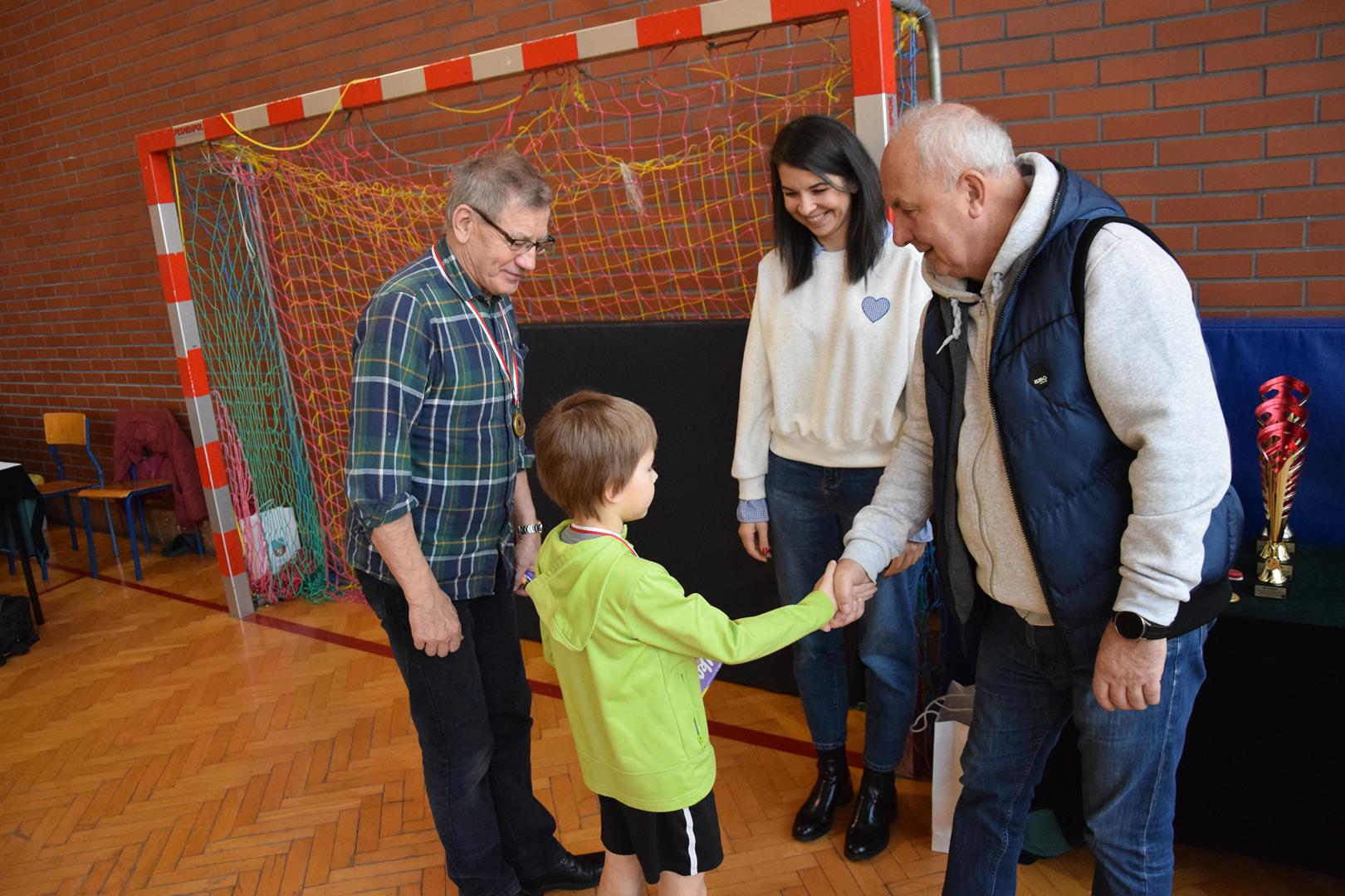 Zdjęcie przedstawia moment wręczania medali, dyplomów i&nbsp;pucharów