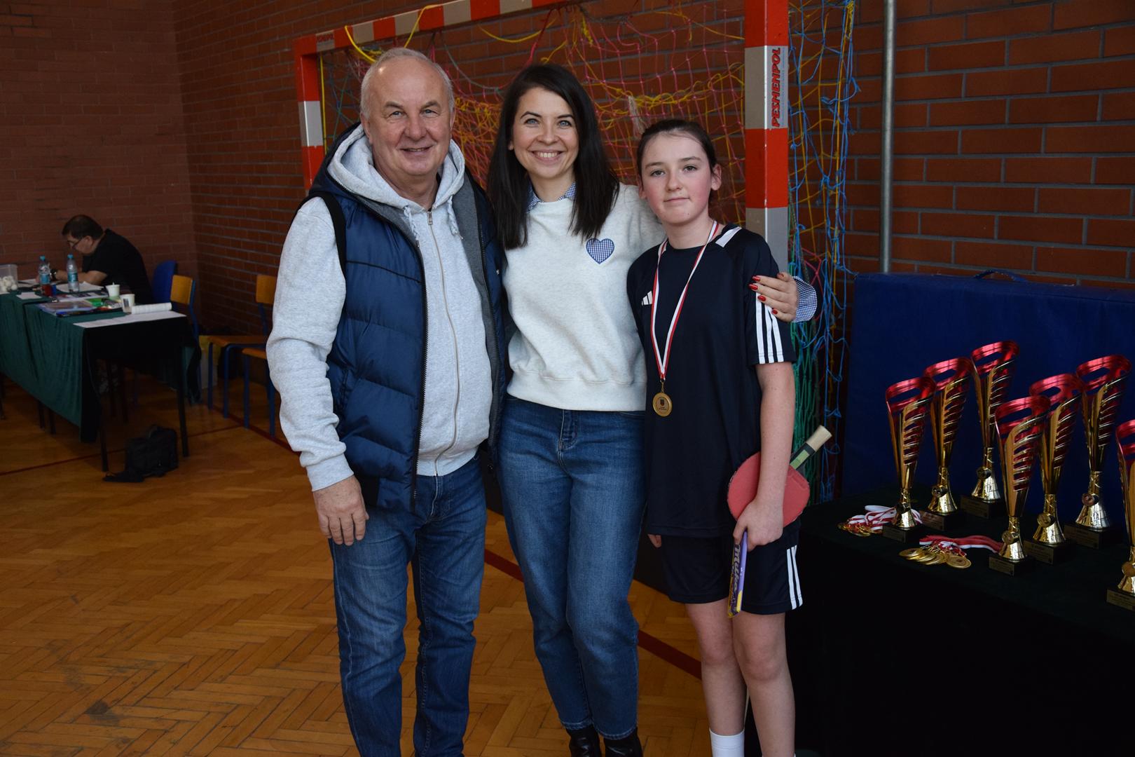 Zdjęcie przedstawia moment wręczania medali, dyplomów i&nbsp;pucharów