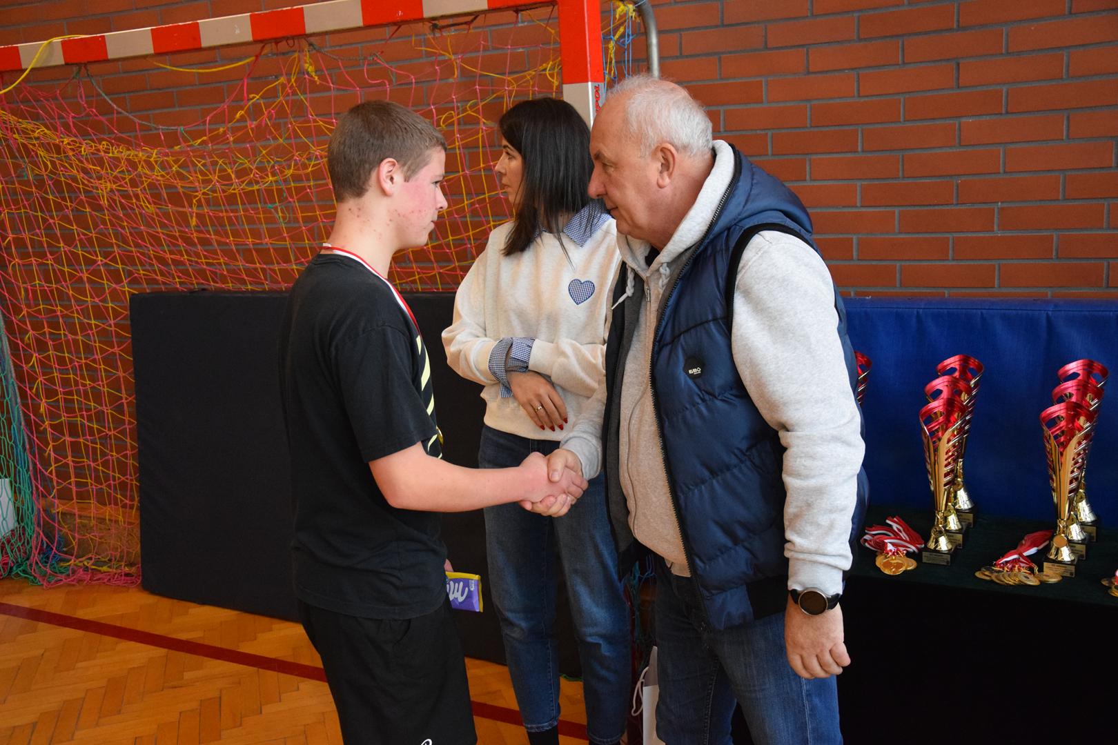Zdjęcie przedstawia moment wręczania medali, dyplomów i&nbsp;pucharów