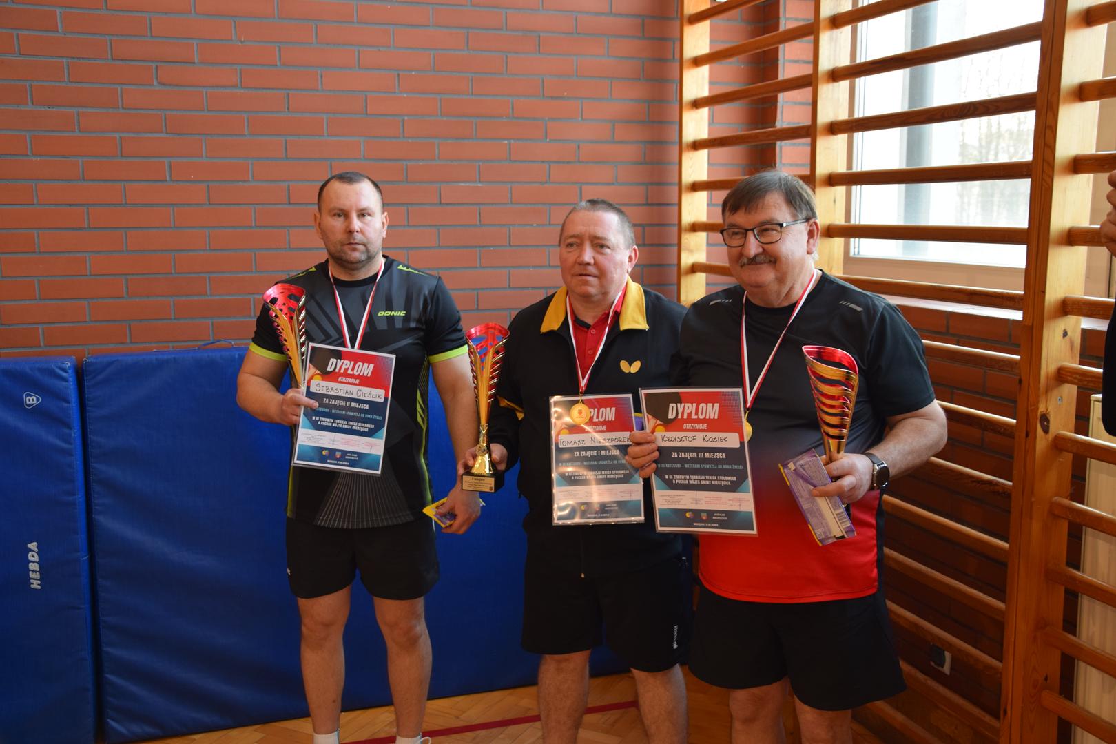 Zdjęcie przedstawia moment wręczania medali, dyplomów i&nbsp;pucharów