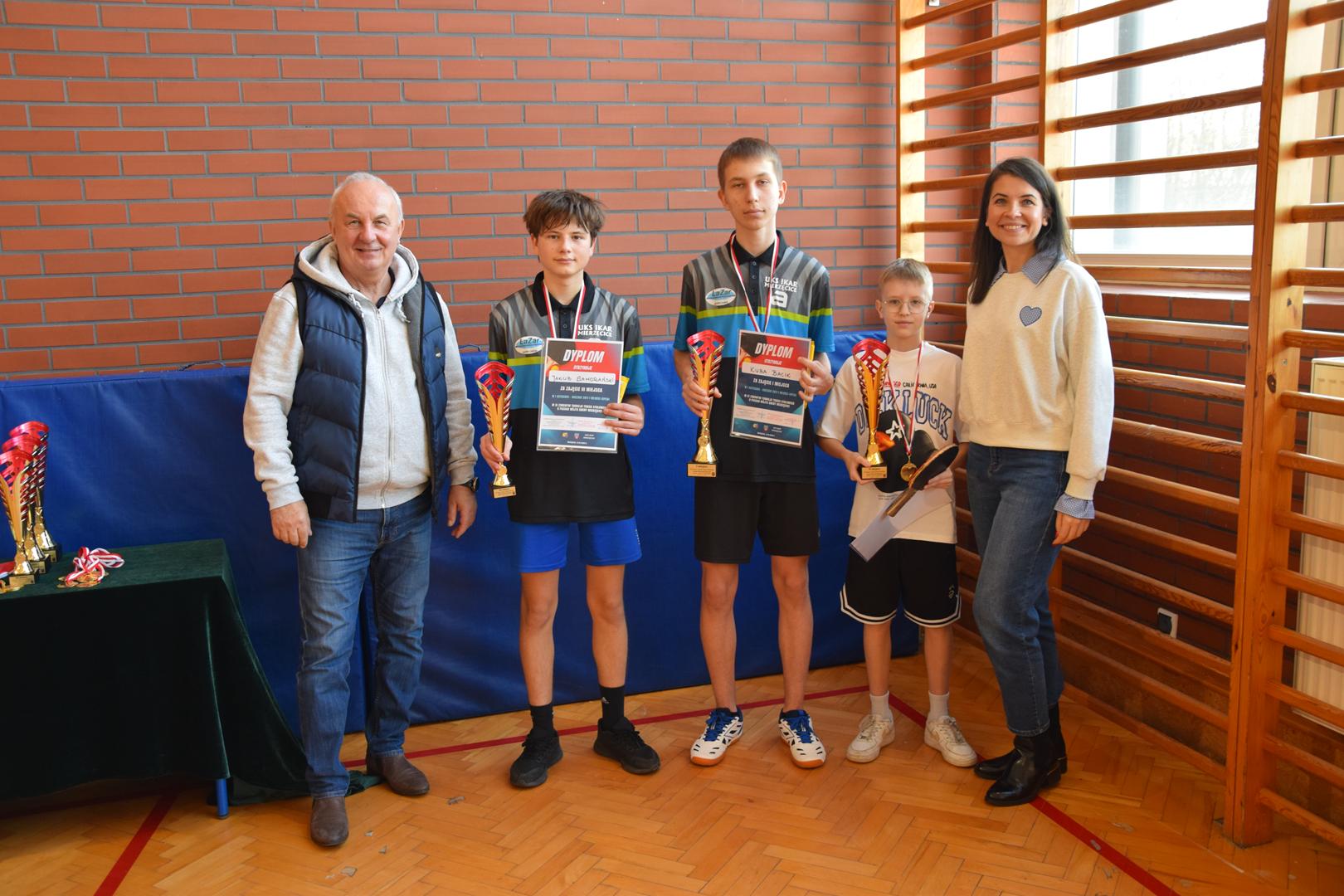 Zdjęcie przedstawia moment wręczania medali, dyplomów i&nbsp;pucharów