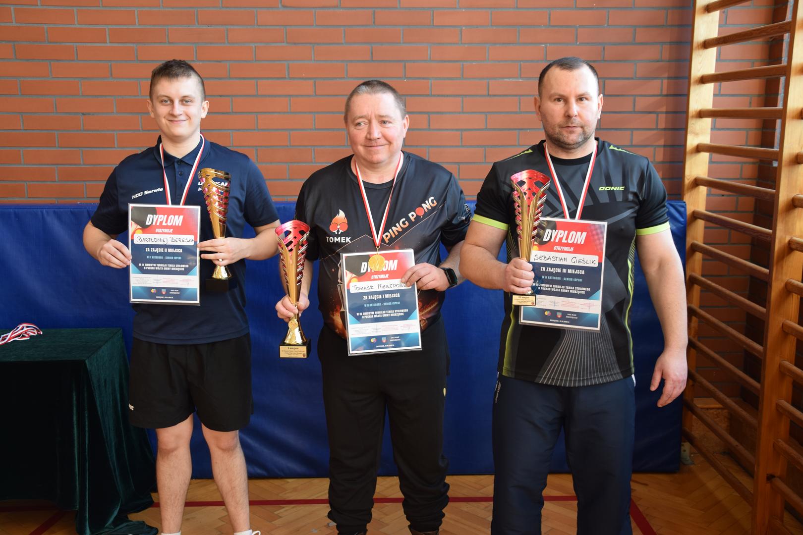 Zdjęcie przedstawia moment wręczania medali, dyplomów i&nbsp;pucharów