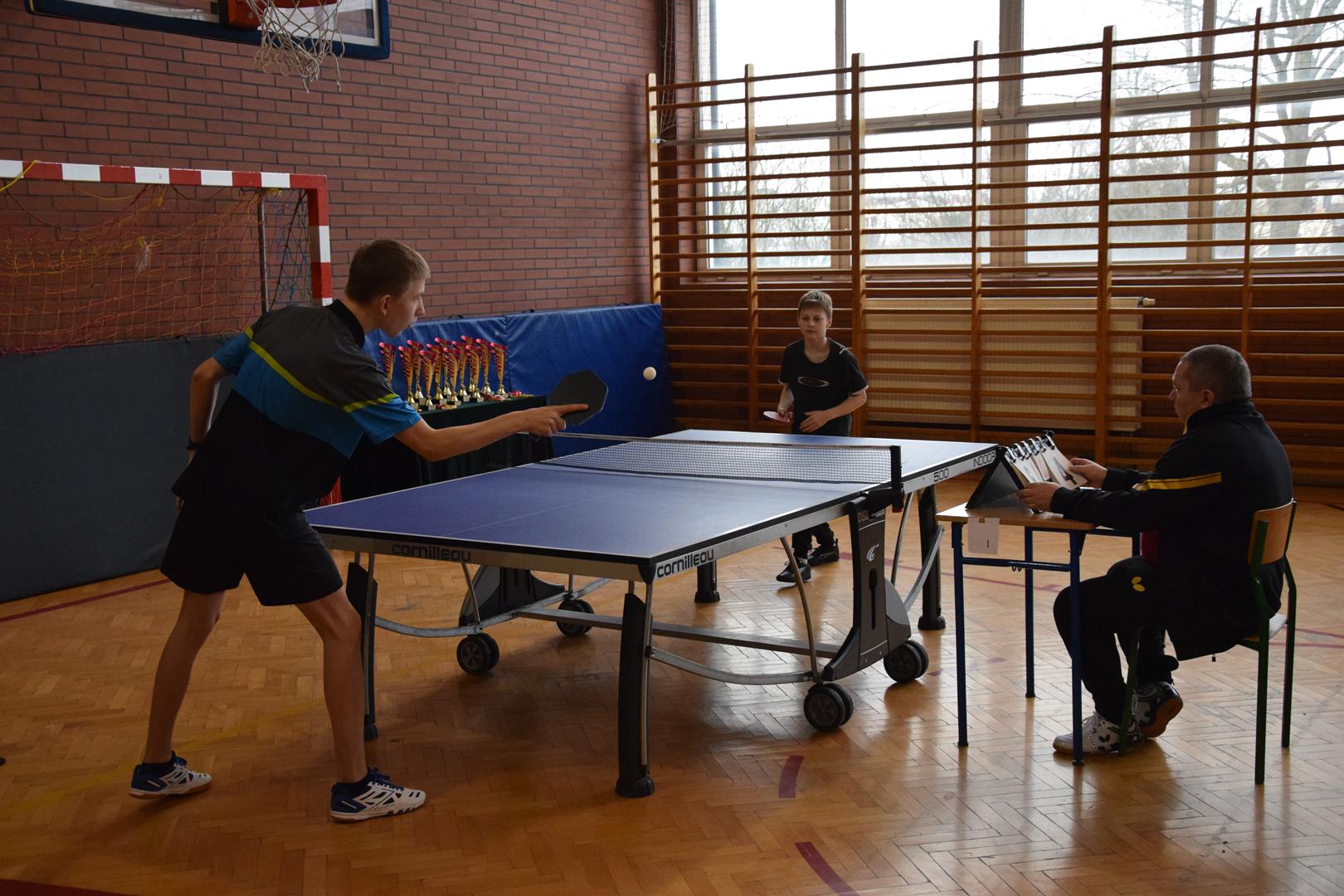 Zdjęcie przedstawia mecz tenisa stołowego