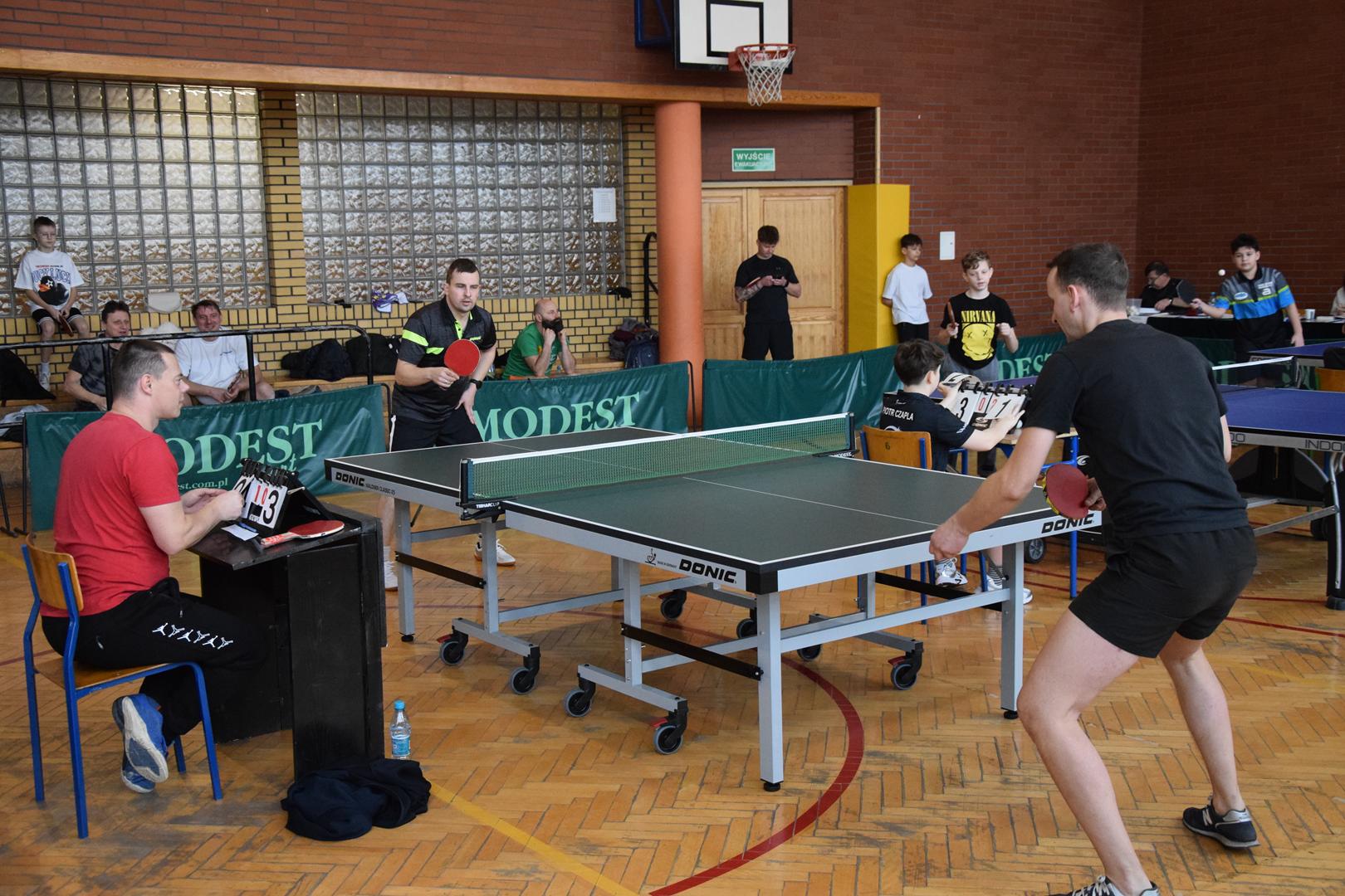 Zdjęcie przedstawia mecz tenisa stołowego