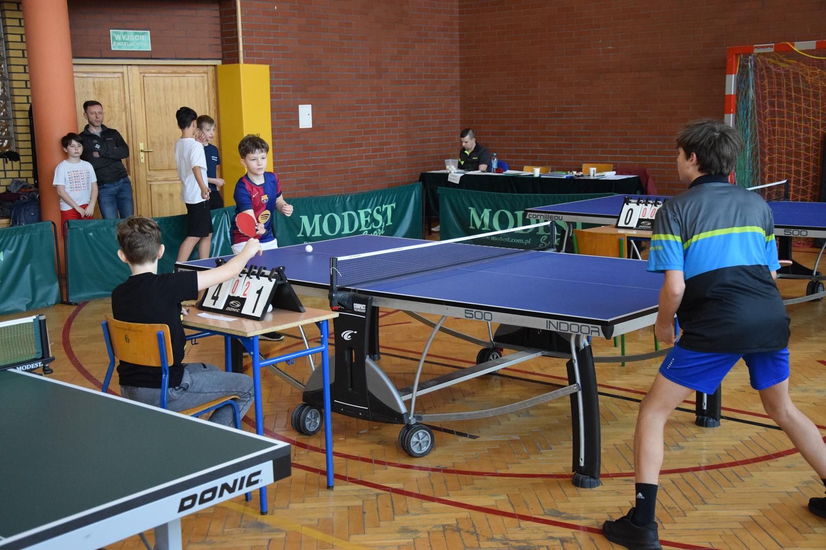 Zdjęcie przedstawia mecz tenisa stołowego