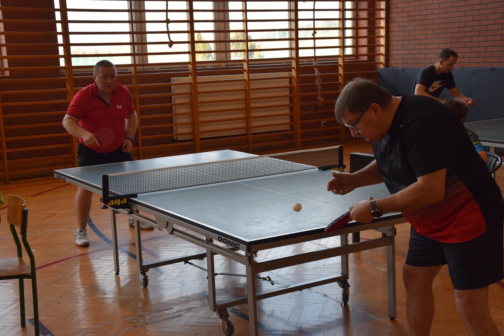 Zdjęcie przedstawia mecz tenisa stołowego