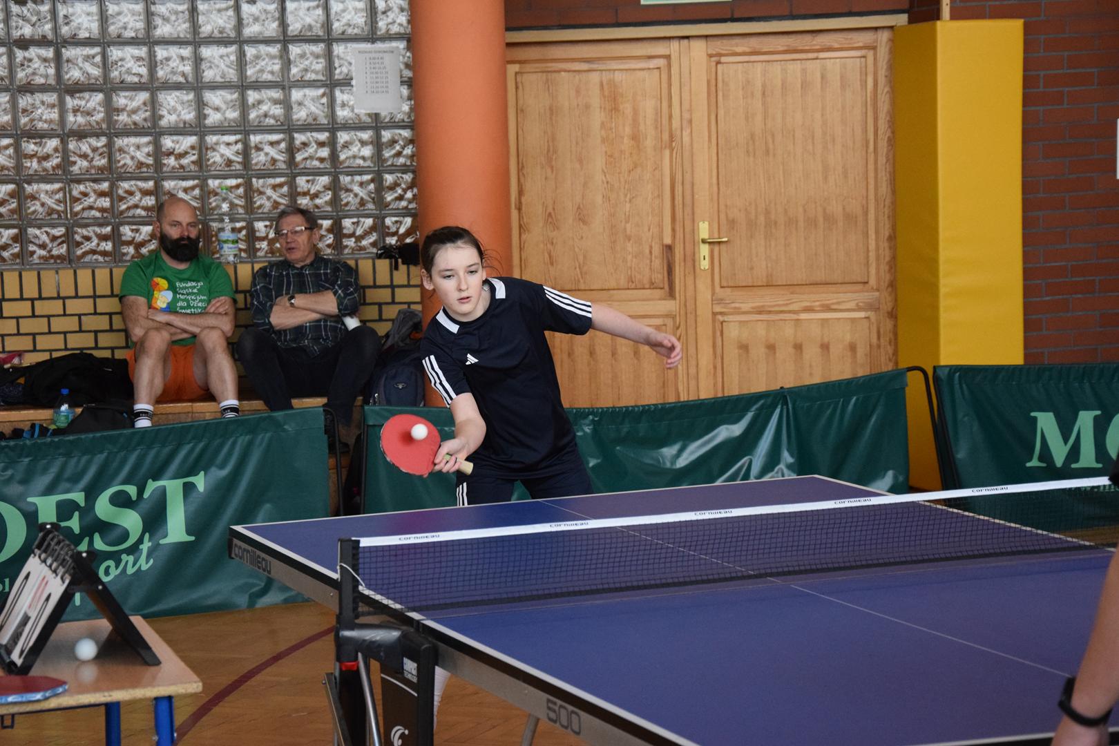 Zdjęcie przedstawia mecz tenisa stołowego