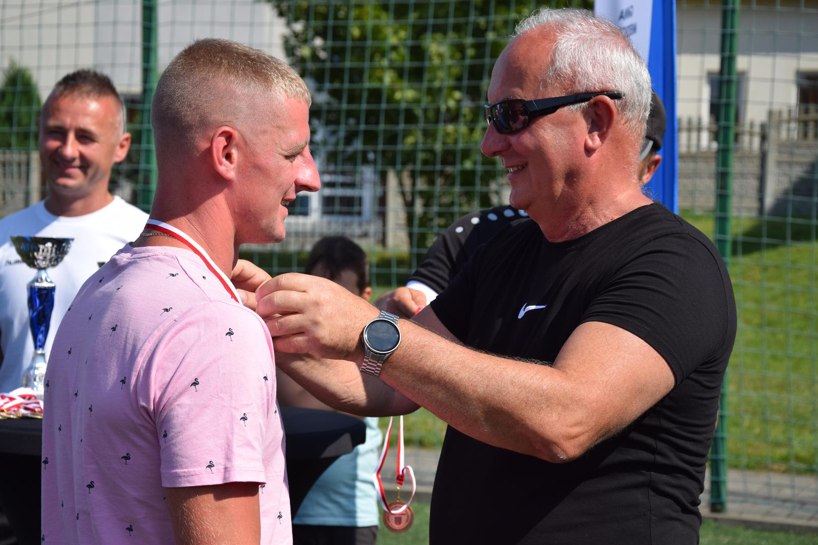 Zdjęcie przedstawia moment wręczania pamiątkowych medali przez Wójta Gminy Mierzęcice Grzegorza Podlejskiego