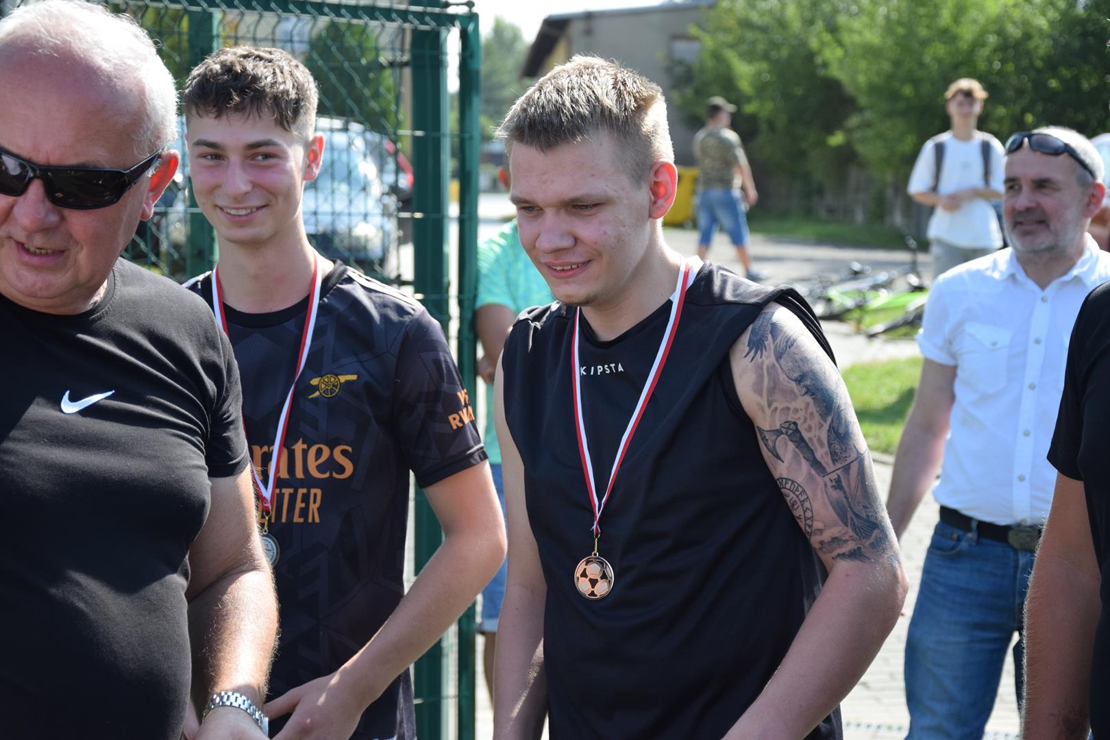 Zdjęcie przedstawia moment wręczania pamiątkowych medali przez Wójta Gminy Mierzęcice Grzegorza Podlejskiego