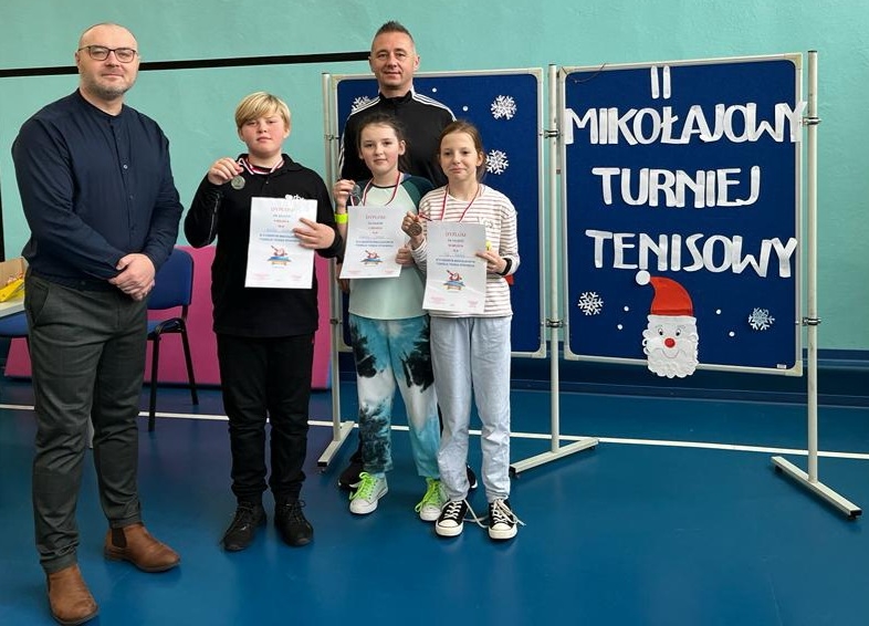 Zdjęcie przedstawia moment wręczenia dyplomów turniejowych