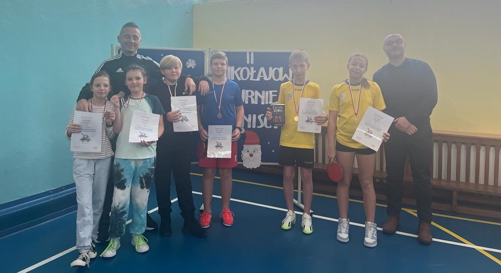 Zdjęcie przedstawia moment wręczenia dyplomów turniejowych
