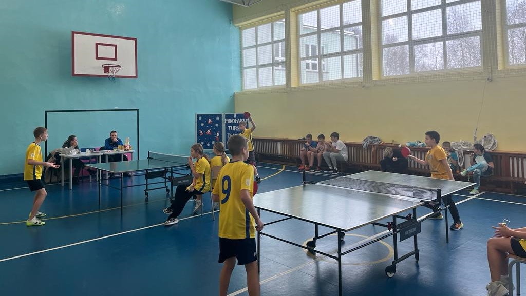 Zdjęcie przedstawia rozgrywki sportowe - Turniej Tenisa Stołowego