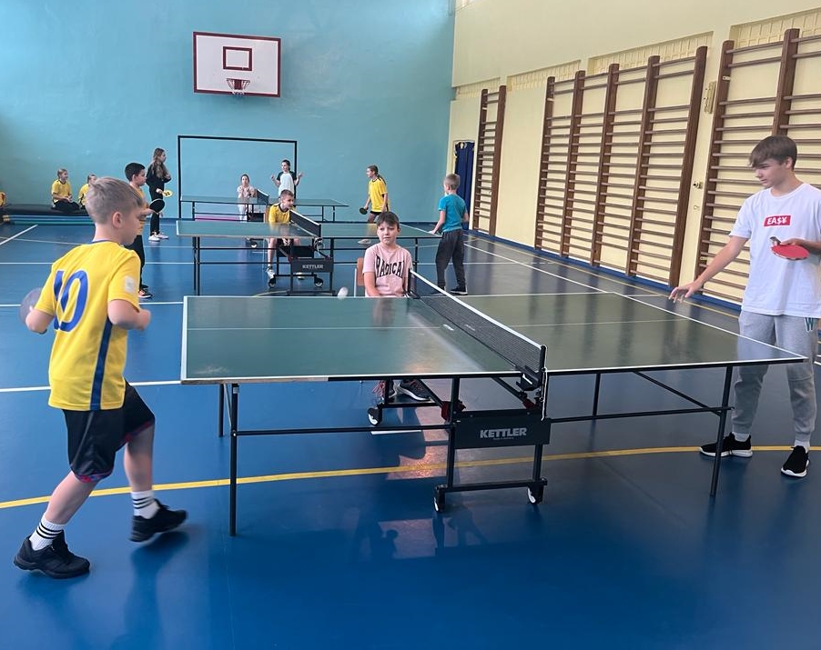 Zdjęcie przedstawia rozgrywki sportowe - Turniej Tenisa Stołowego