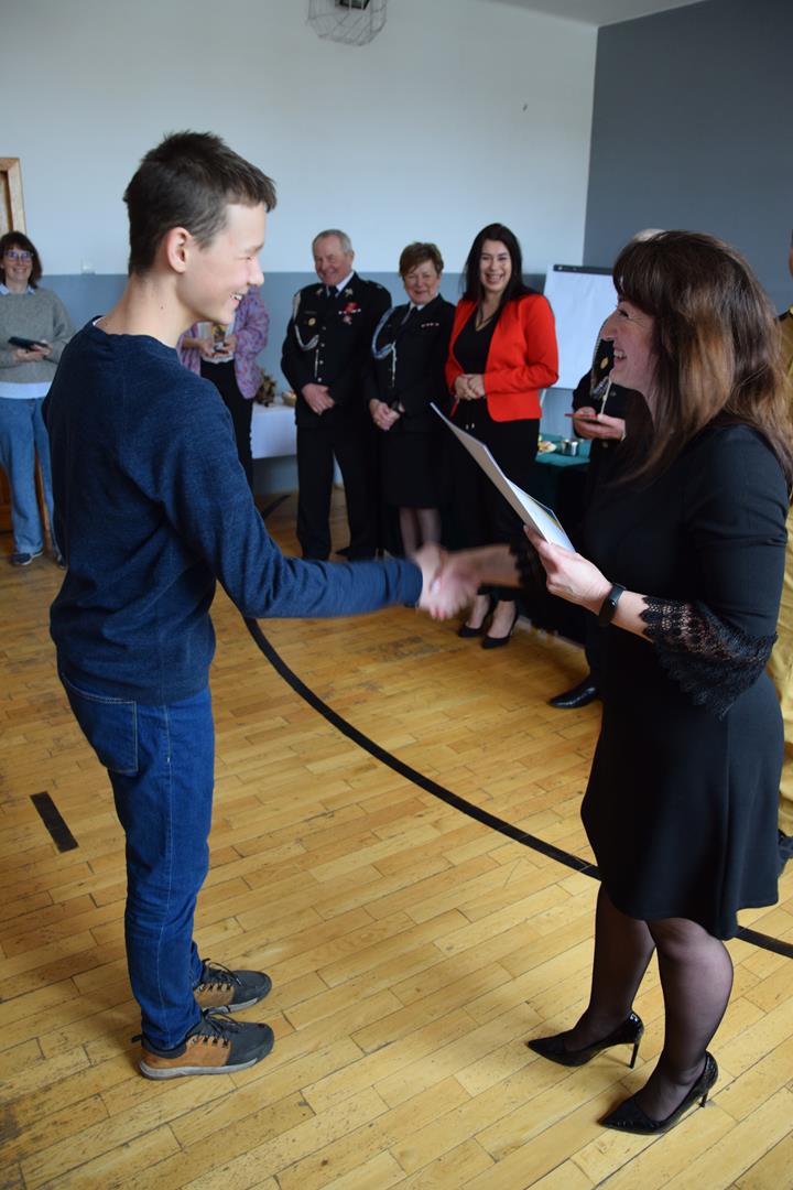 Zdjęcie przedstawiające moment nagradzania laureatów eliminacji