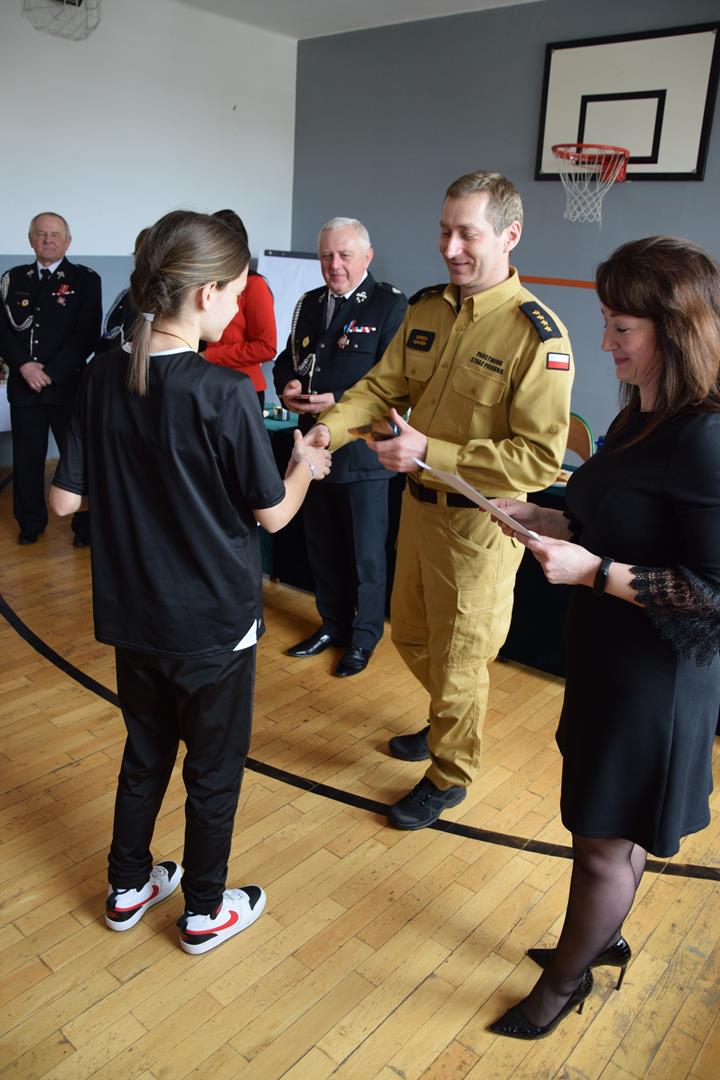 Zdjęcie przedstawiające moment nagradzania laureatów eliminacji