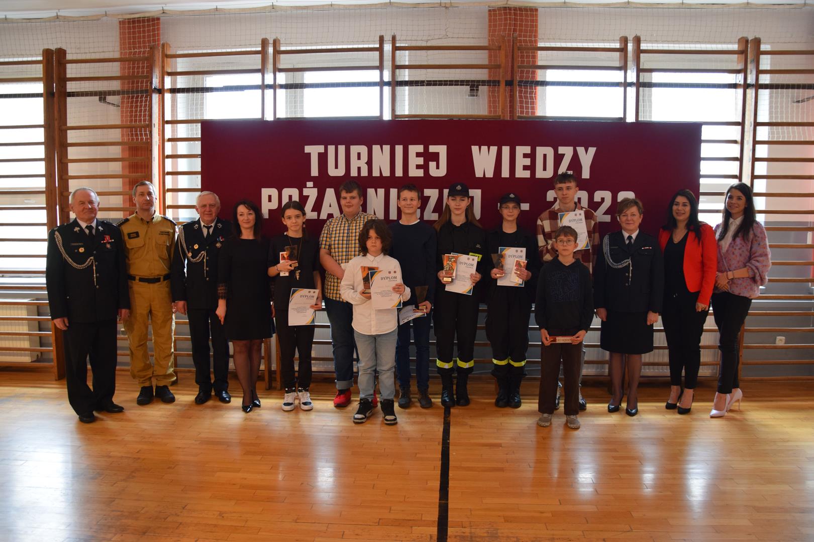 Zdjęcie przedstawiające wspólne zdjęcie komisji konkursowej wraz z uczestnikami