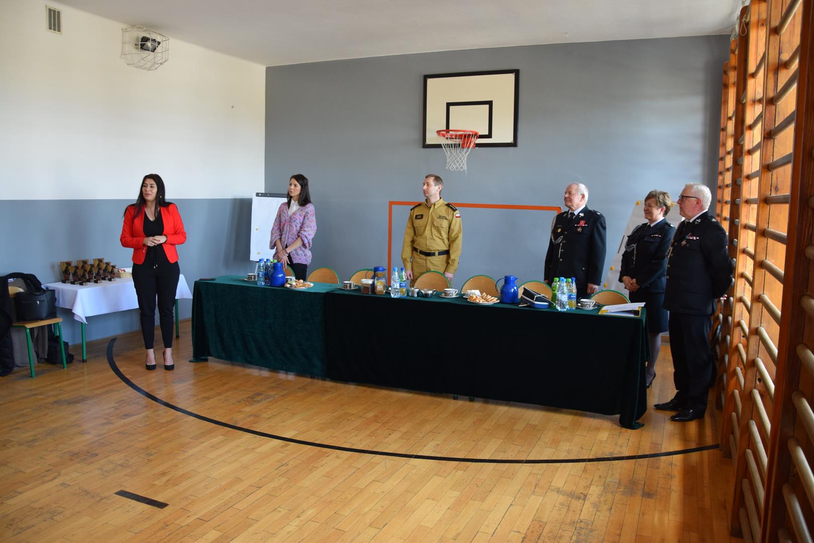 Zdjęcie przedstawiające przemówienie dyrektor Szkoły Podstawowej nr 1 w Mierzęcicach Pauliny Niegowskiej