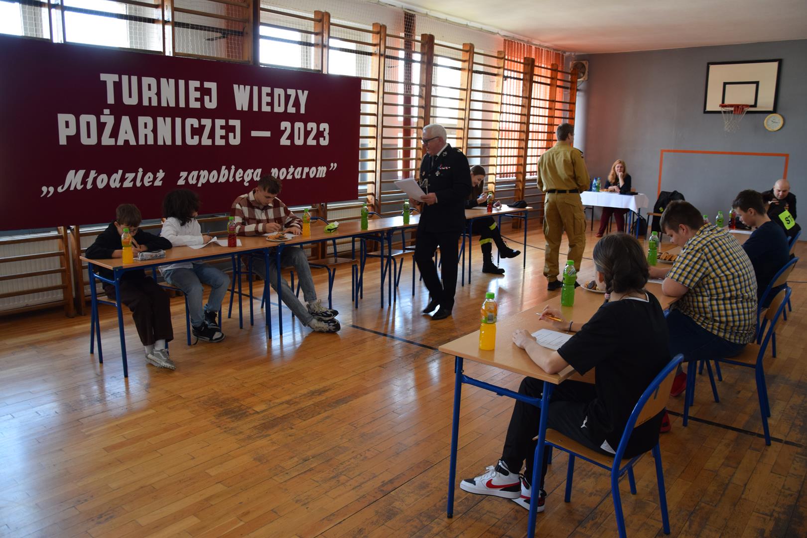 Zdjęcie przedstawiające trwający egzamin pisemny