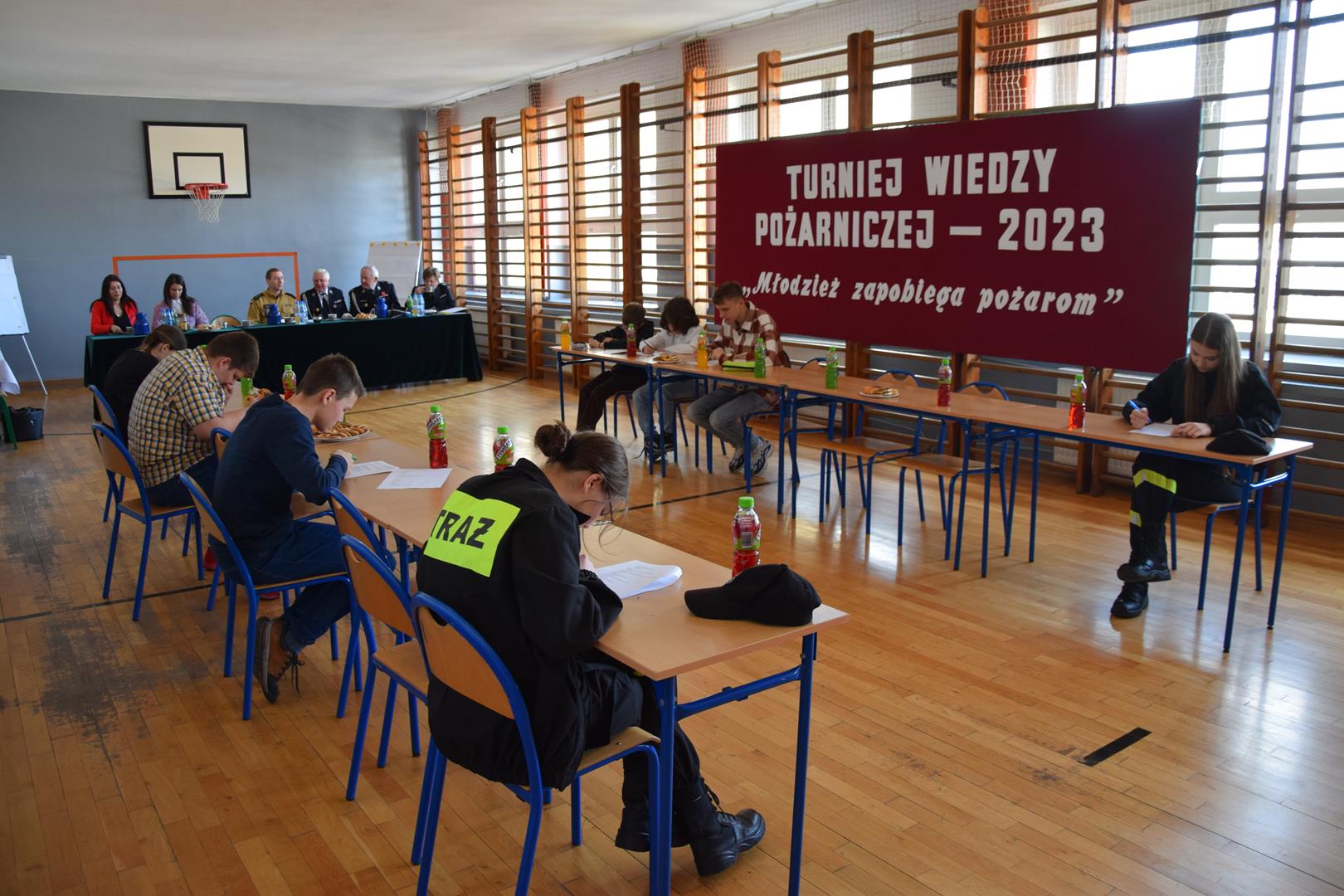 Zdjęcie przedstawiające trwający egzamin pisemny