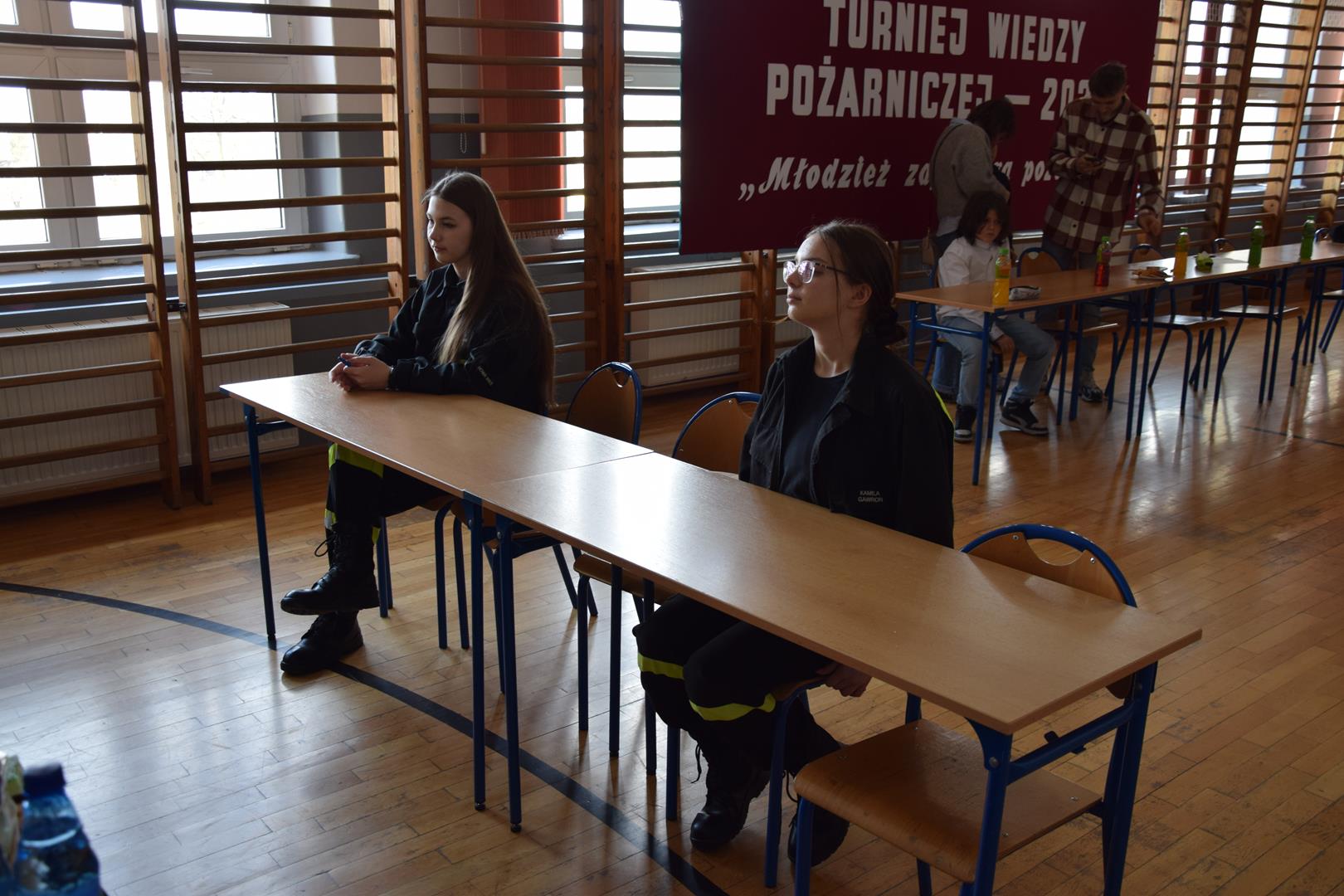 Zdjęcie przedstawiające młodzież biorącą udział w egzaminie ustnym