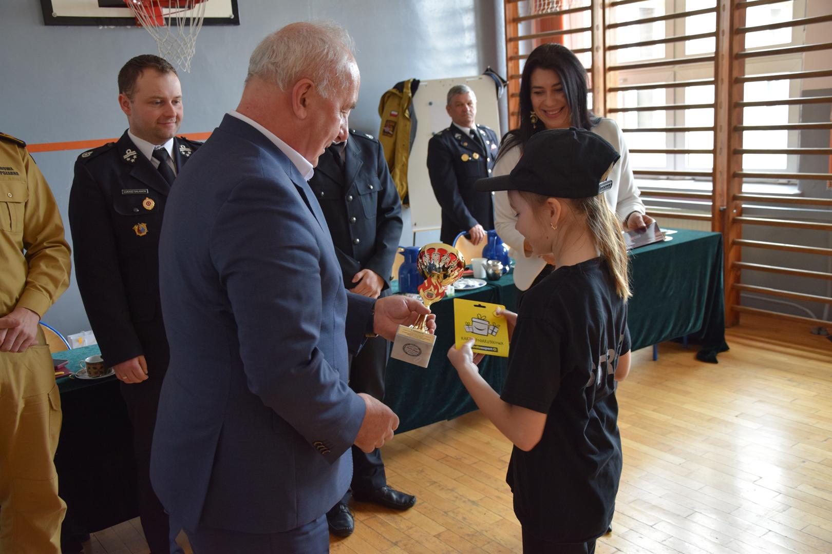 Zdjęcie przedstawia moment wręczenia nagród i&nbsp;wyróżnień