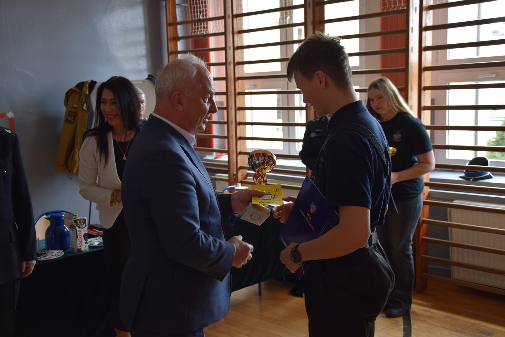 Zdjęcie przedstawia moment wręczenia nagród i&nbsp;wyróżnień