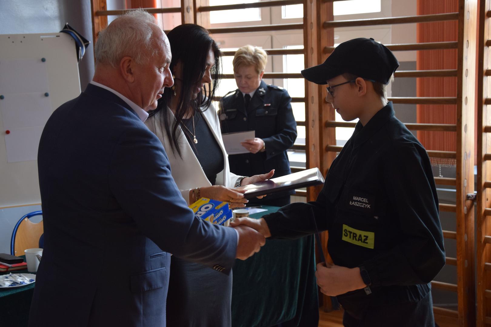 Zdjęcie przedstawia moment wręczenia nagród i&nbsp;wyróżnień